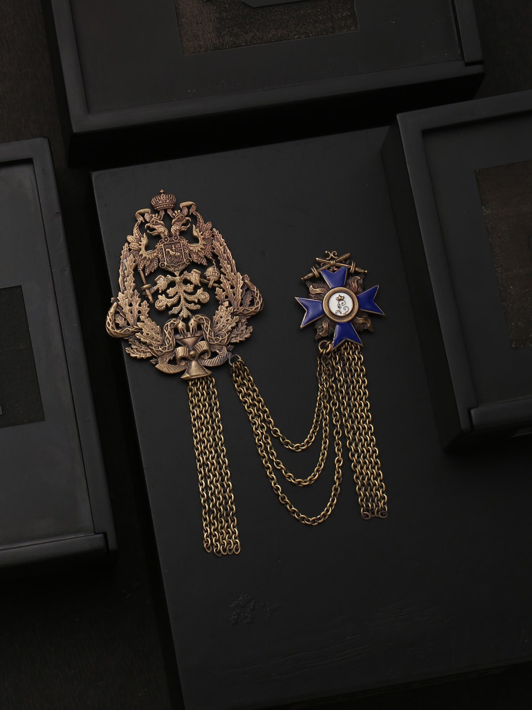 

COSA NOSTRAA Men Gold-Toned & Blue The Richardson Chain Brooch