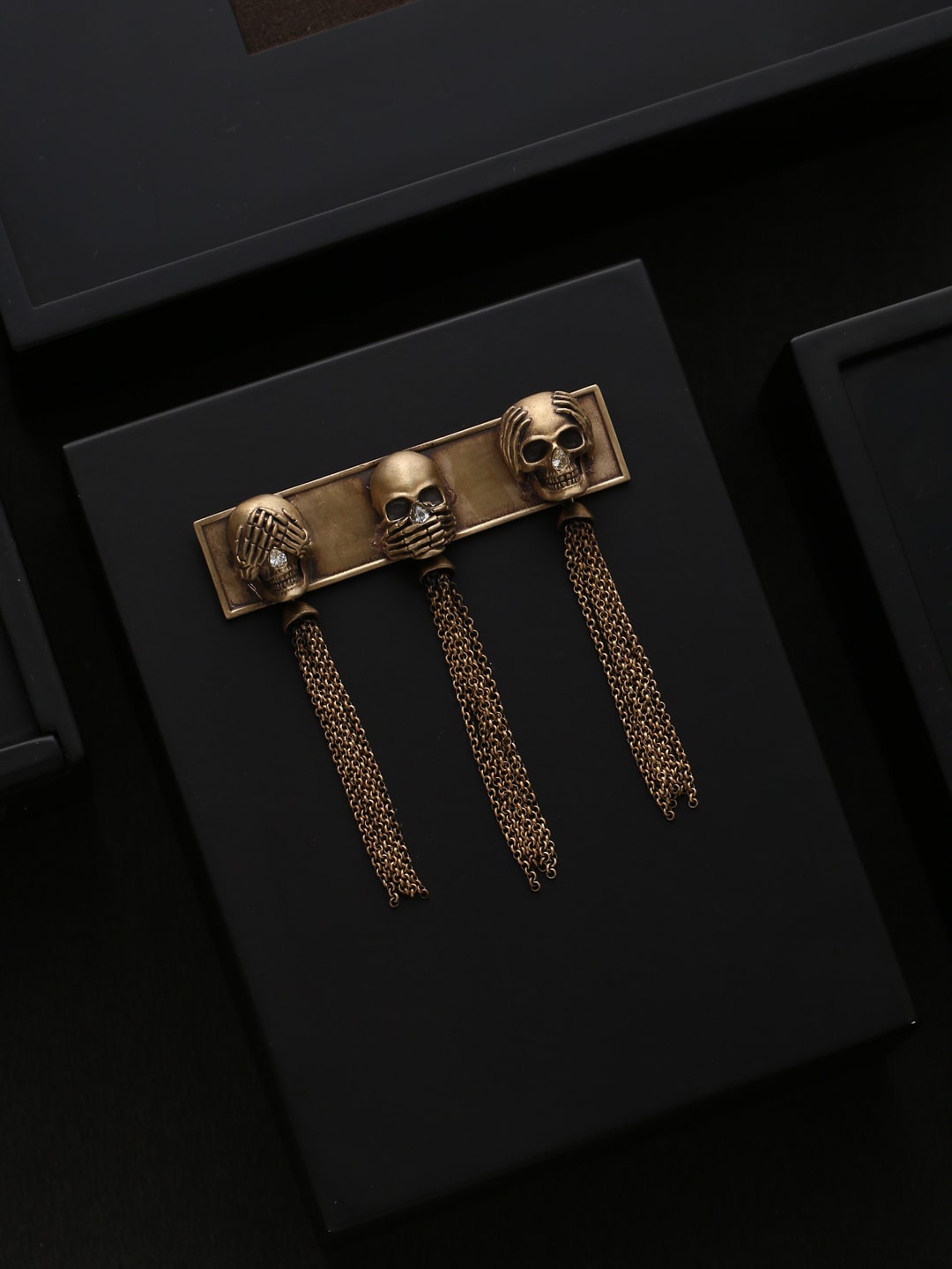 

COSA NOSTRAA Men Antique Gold-Toned The Three Skulls Chained Statement Brooch, Metallic