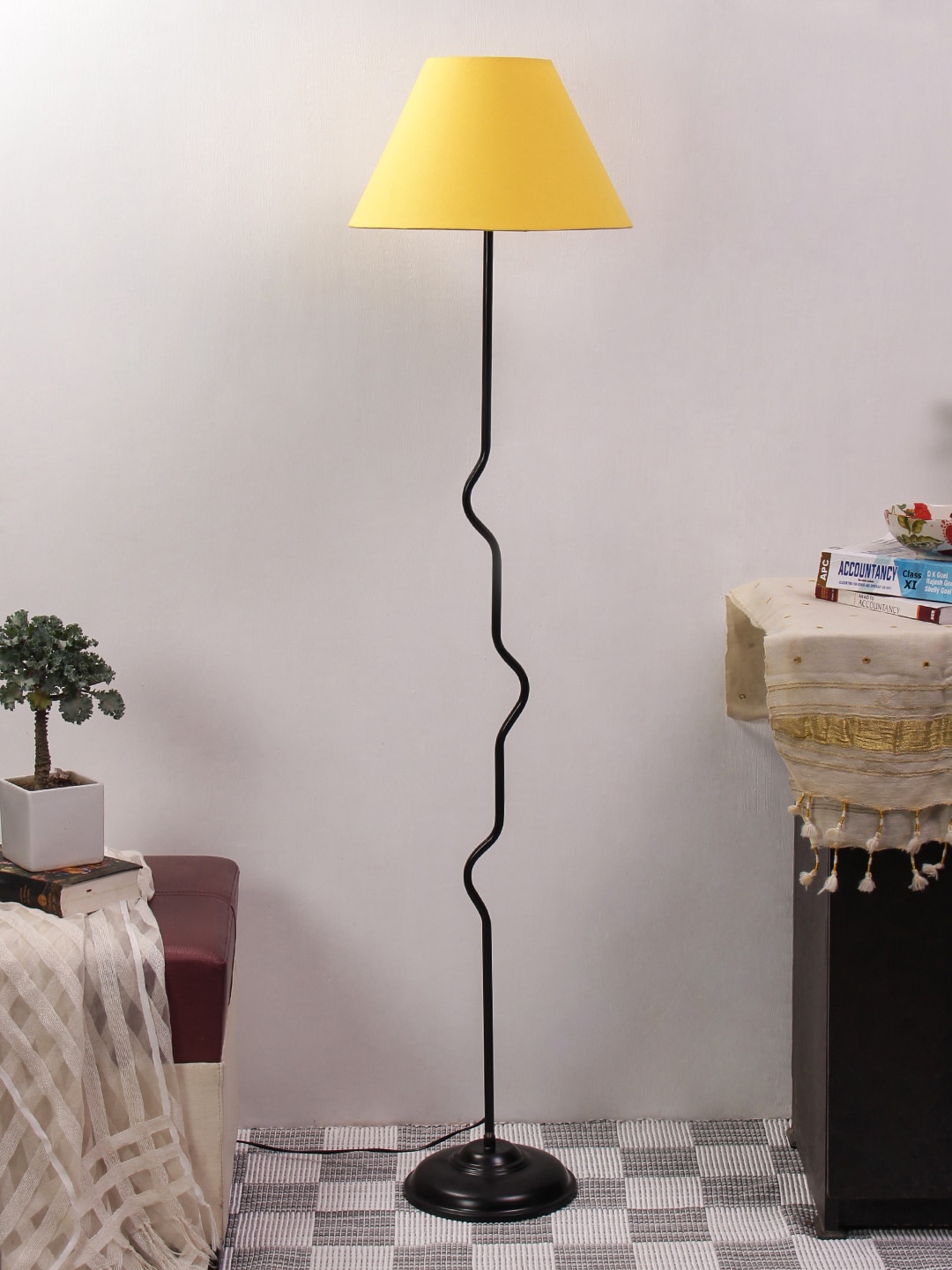 

Devansh Yellow & Black Solid Traditional Club Lamp with Shade