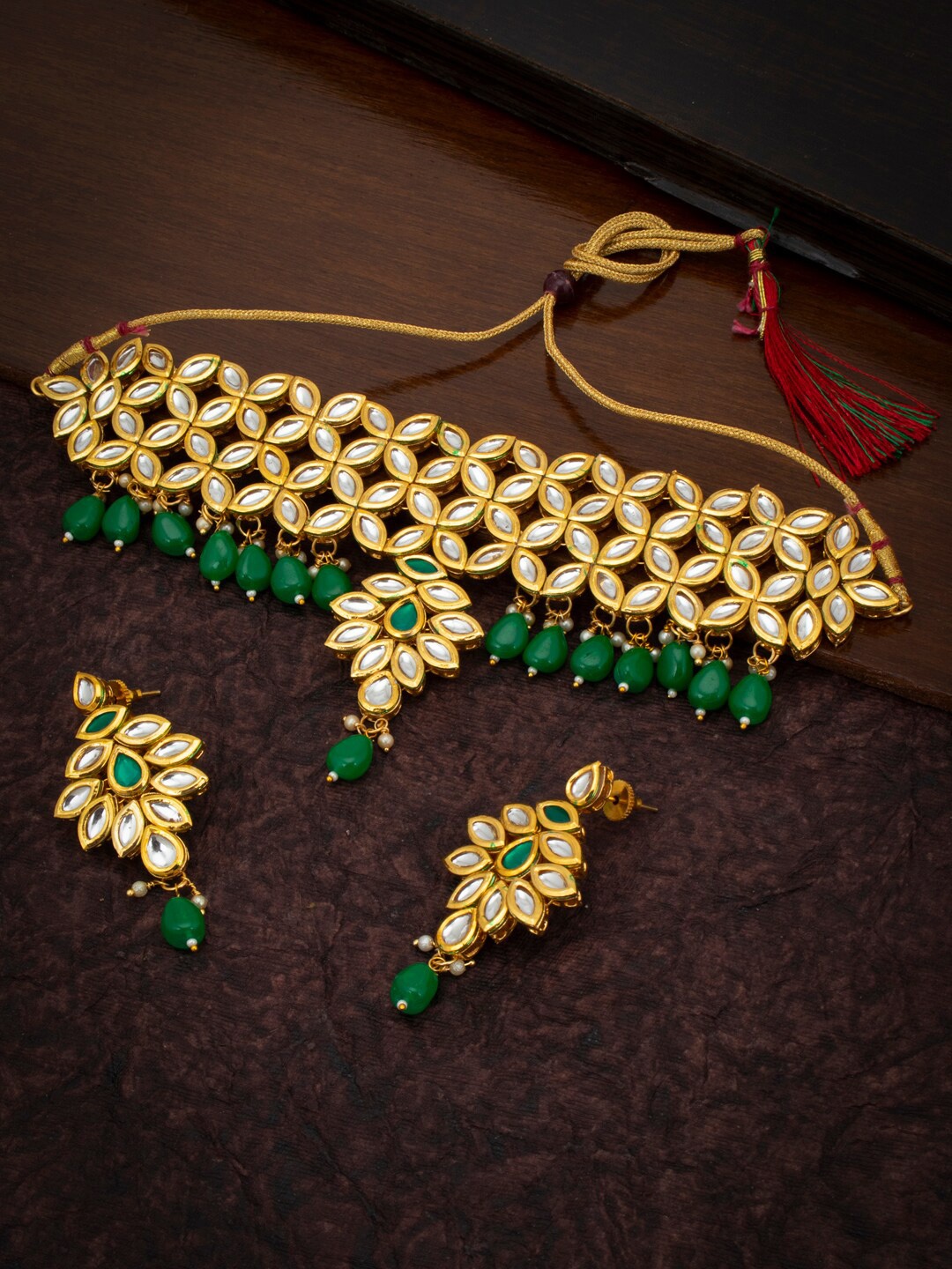 

Sukkhi Gold-Plated White & Green Kundan-Studded Beaded Jewellery Set