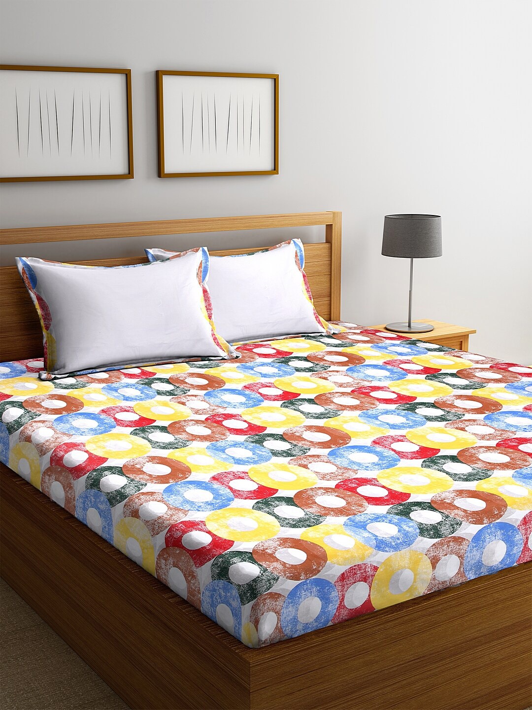 

BOMBAY DYEING White & Red Geometric 144 TC Cotton 1 King Bedsheet with 2 Pillow Covers