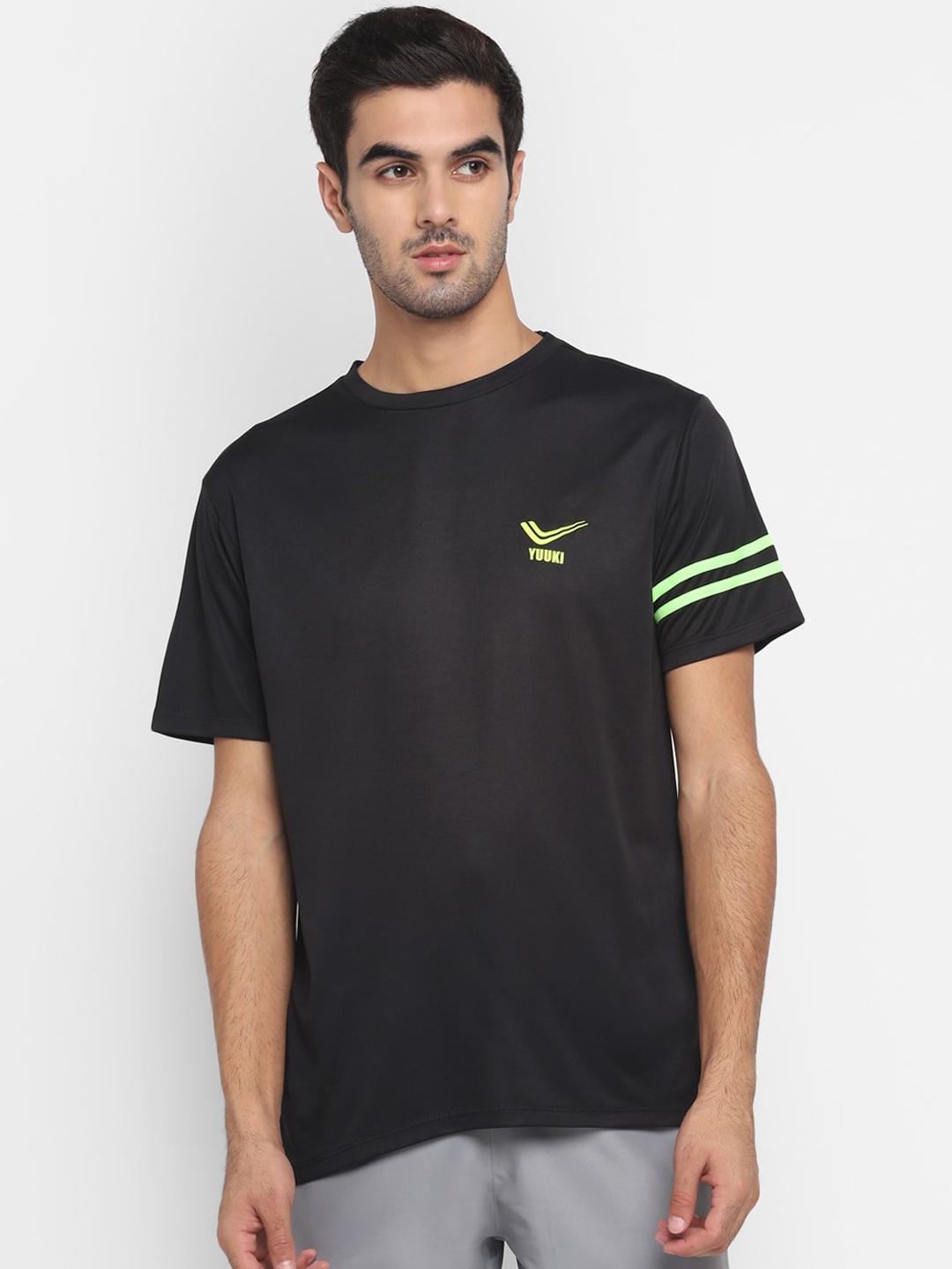 

Yuuki Men Black Solid Round Neck T-shirt