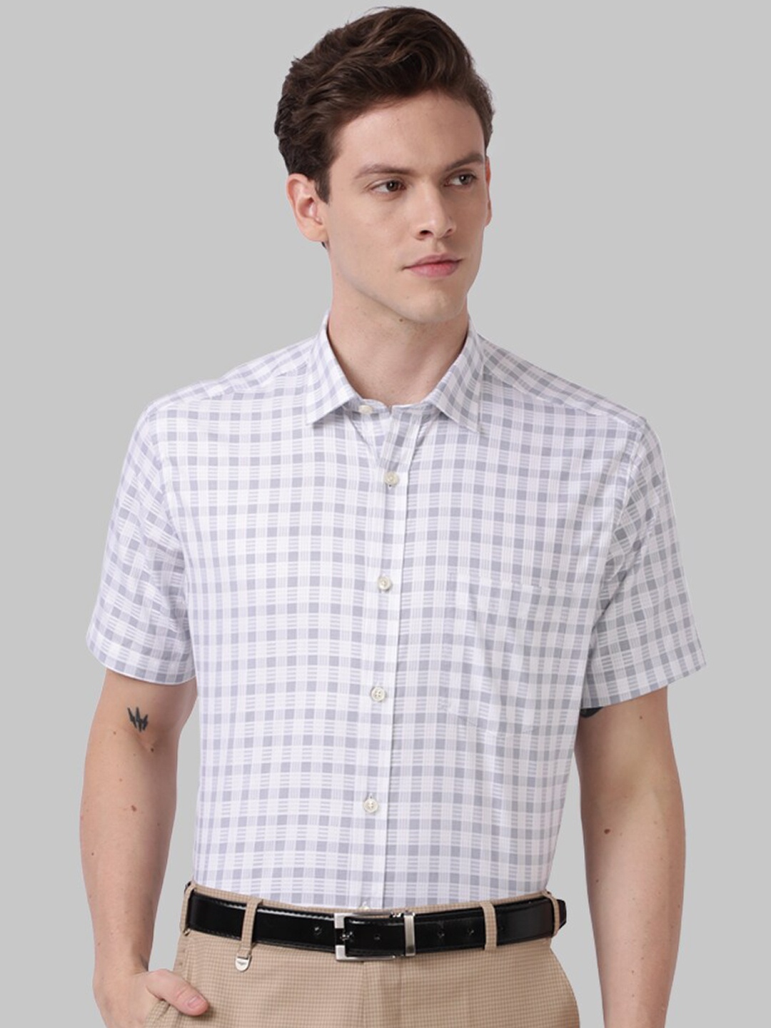 

Park Avenue Men Grey & Off-White Regular Fit Checked Formal Shirt