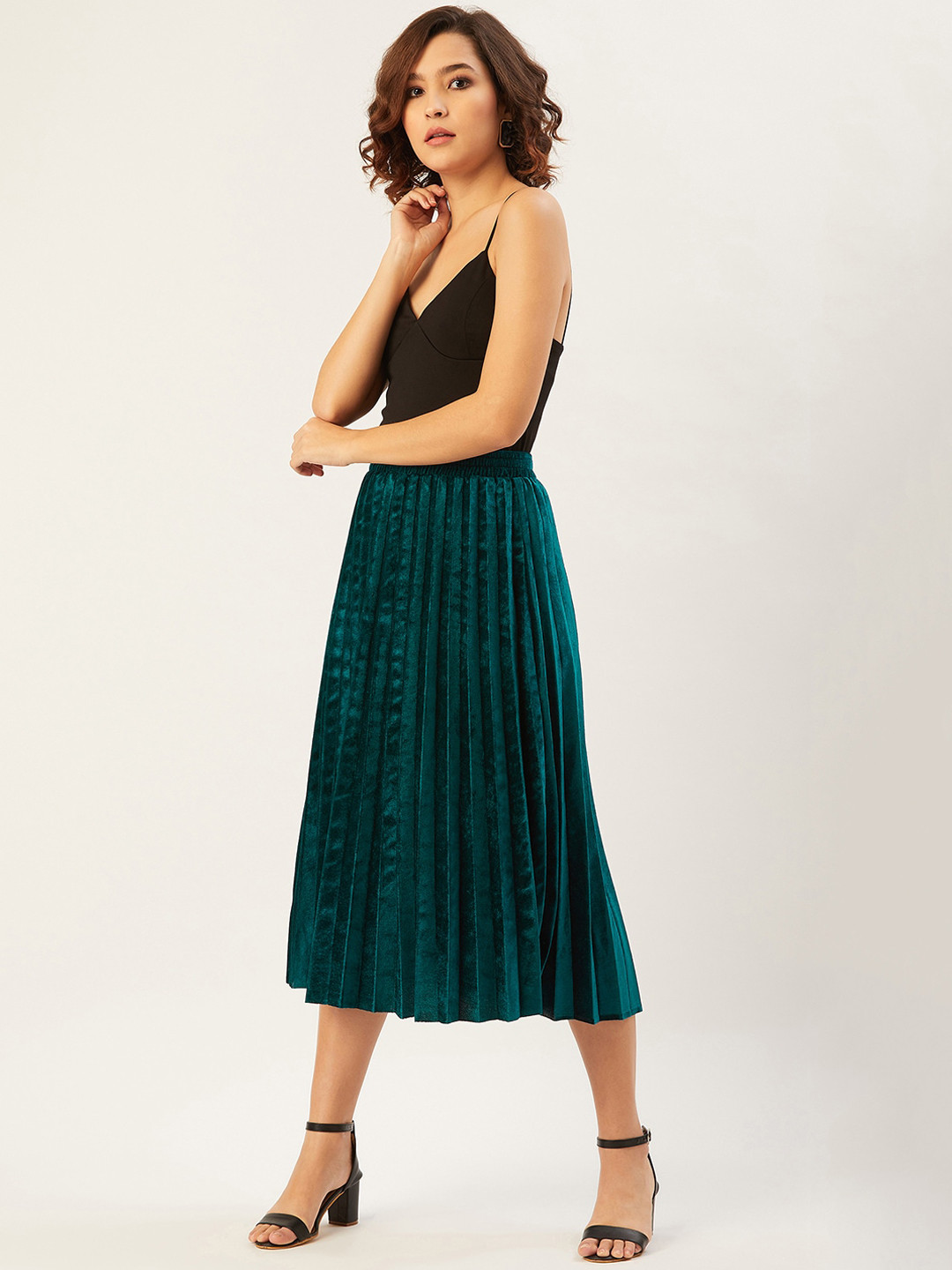 

ANVI Be Yourself Women Green Solid Velvet Accordion Pleated Flared Midi Skirt