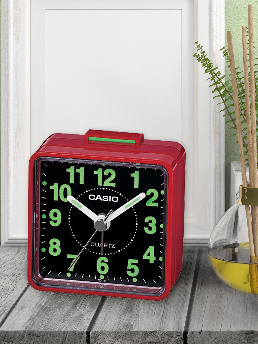 

CASIO Black & Red Square Solid Analogue Table Clock