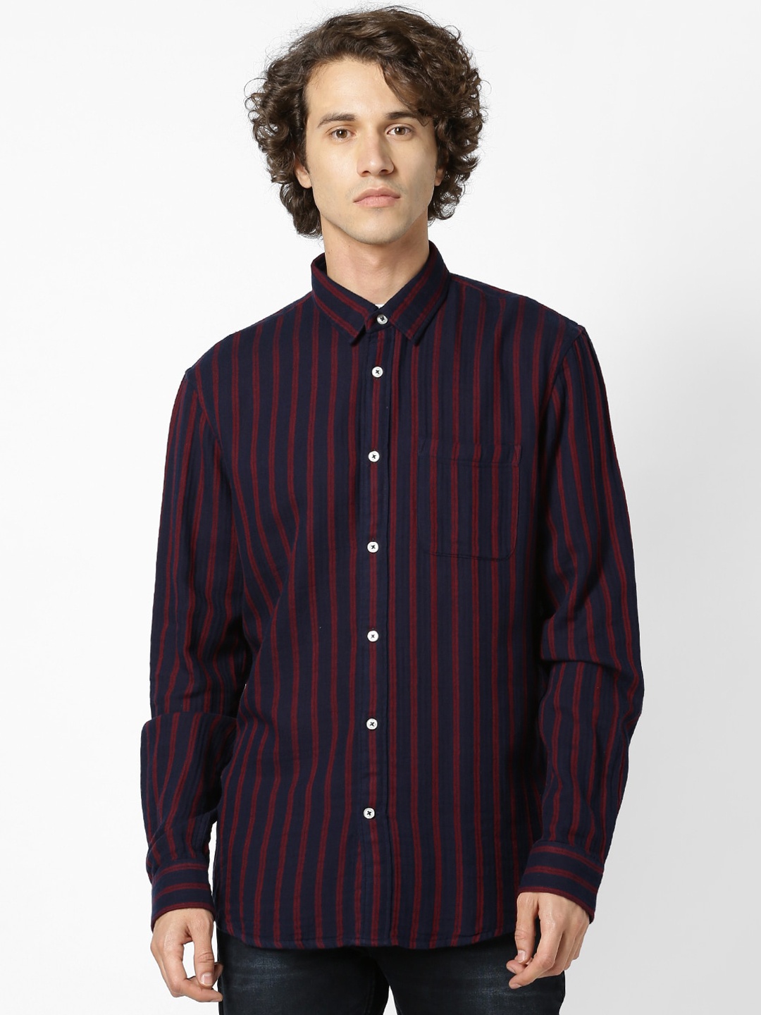 

Celio Men Navy Blue & Red Regular Fit Striped Cotton Casual Shirt
