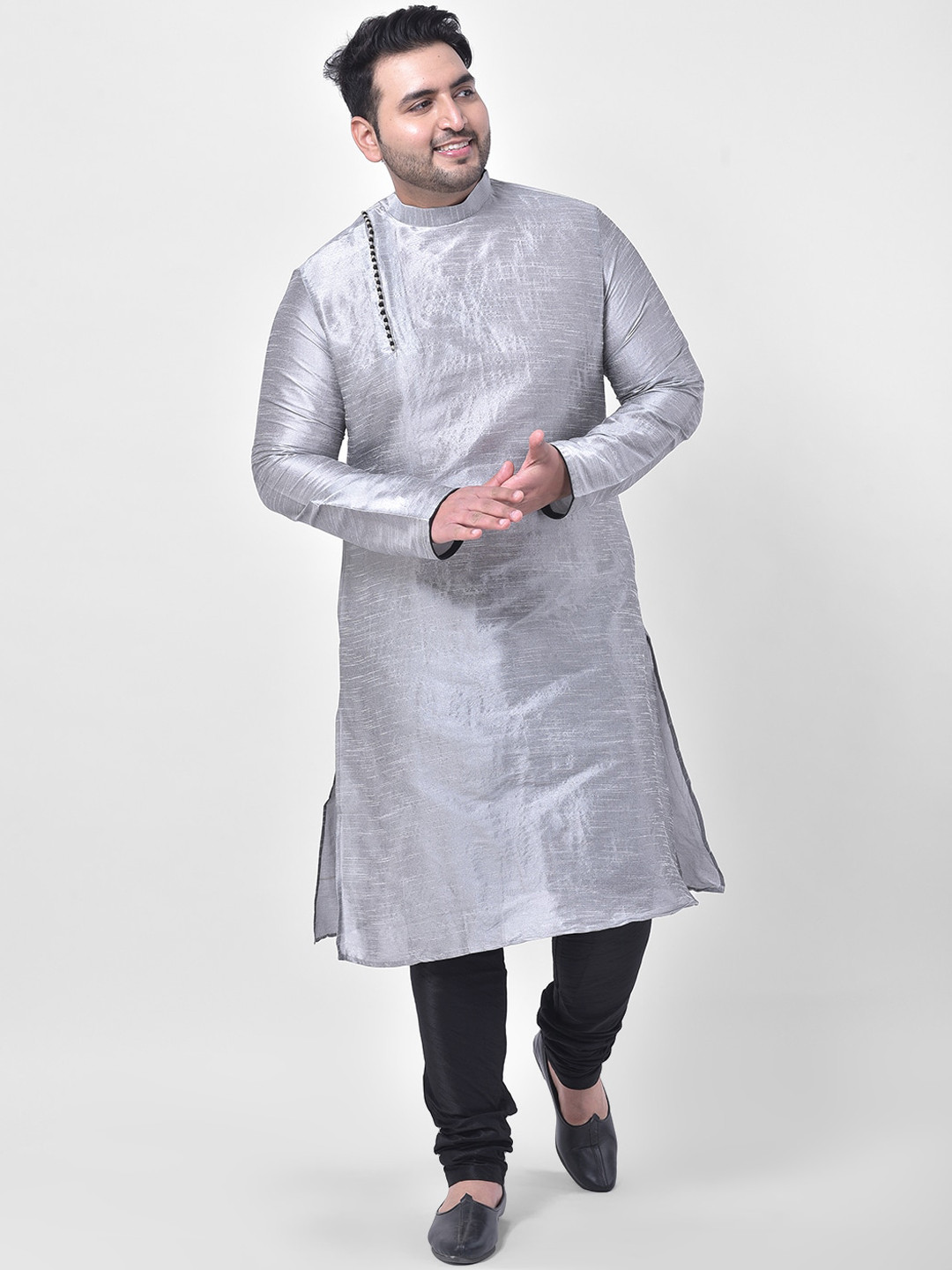 

DEYANN PLUS Men Silver-Toned & Black Solid Kurta with Pyjamas