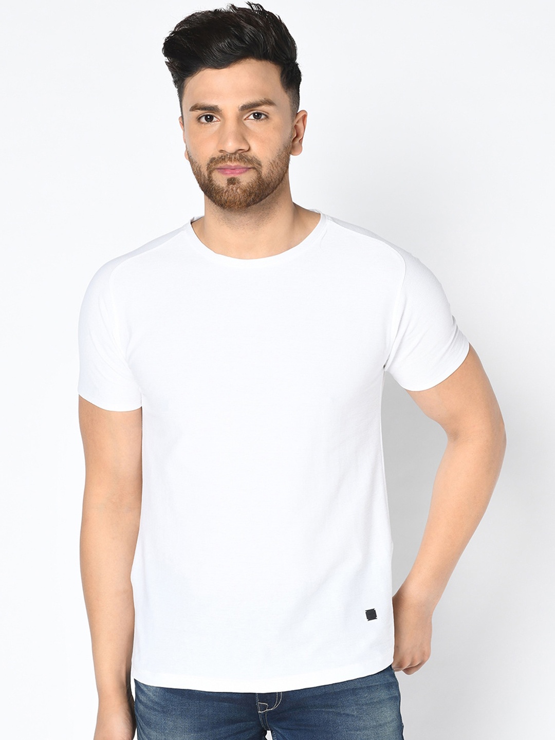 

Blackberrys Men White Solid Round Neck Slim Fit T-shirt