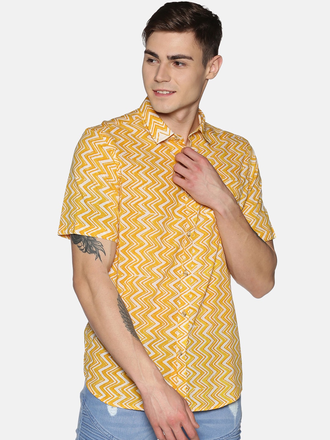 

Tusok Men Yellow & White Regular Fit Printed Casual Shirt