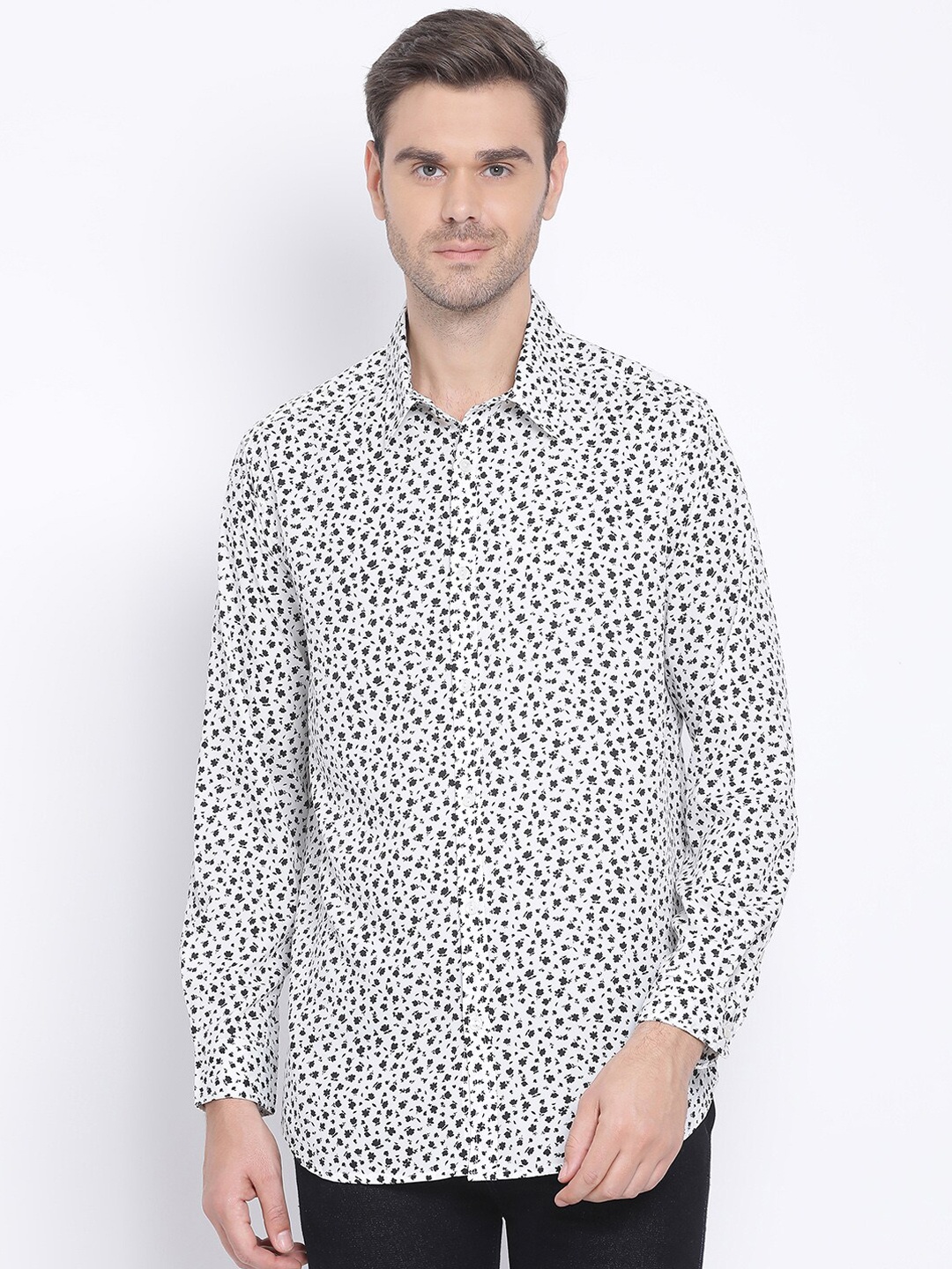 

Oxolloxo Men White & Black Regular Fit Printed Casual Shirt