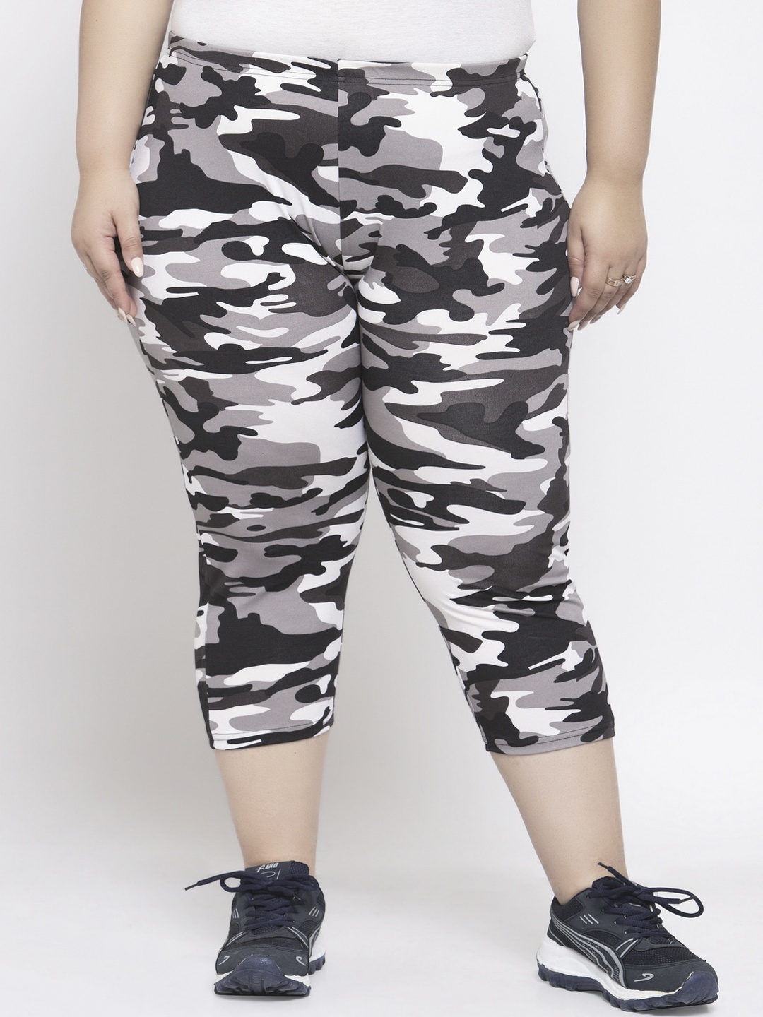 

plusS Women Black & Grey Melange Camouflage Printed Capris