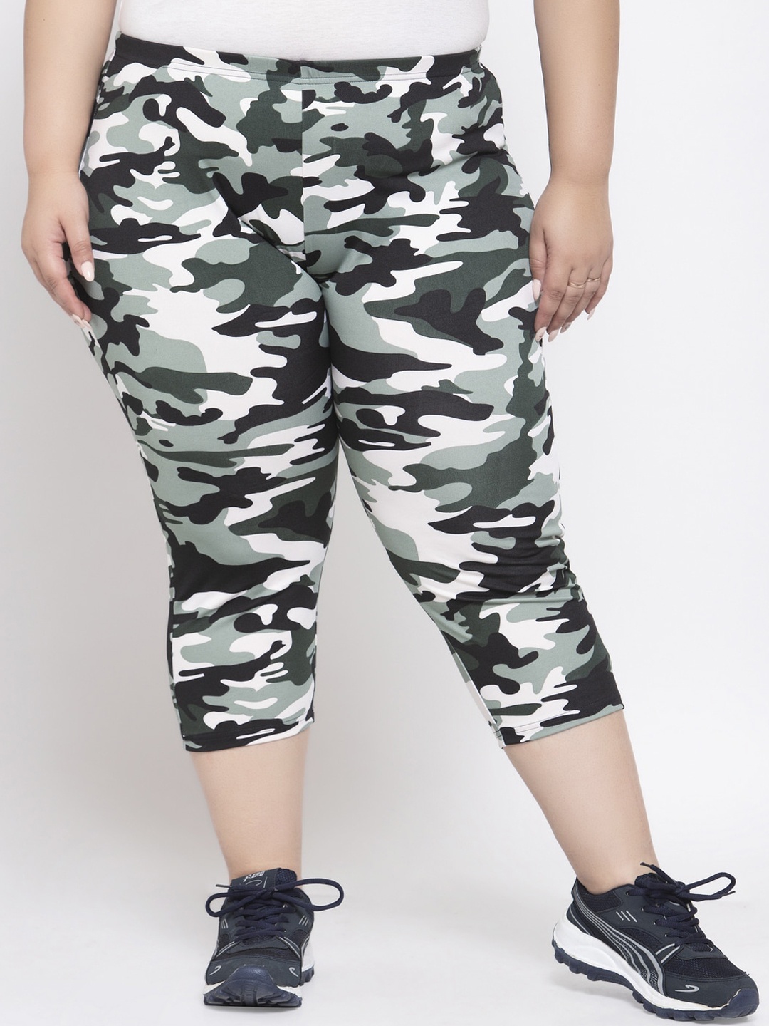 

plusS Women White & Black Printed Tight Fit Capris