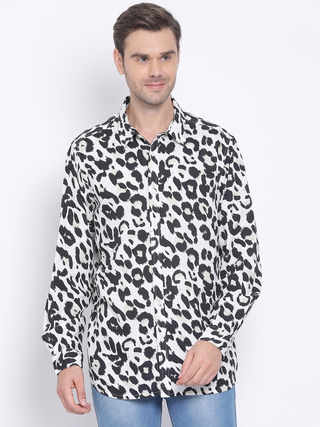 

Oxolloxo Men White & Black Animal Printed Casual Shirt