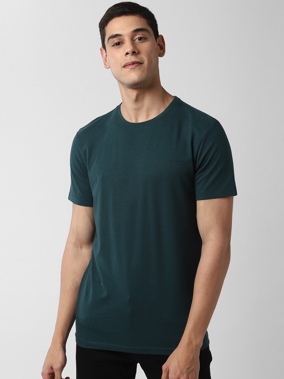 

Peter England Casuals Men Green Solid Round Neck T-shirt