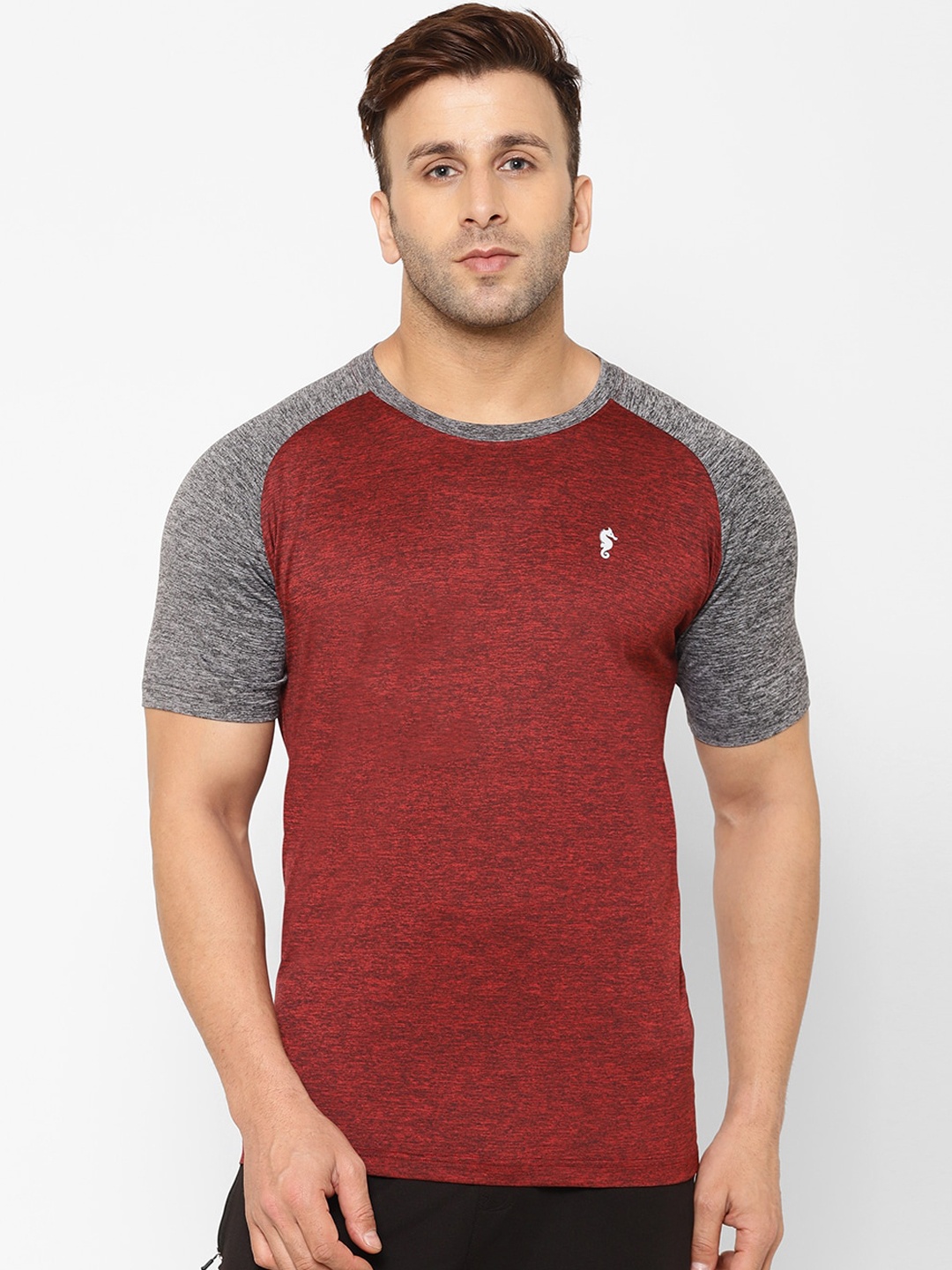

EPPE Men Maroon Solid Round Neck T-shirt