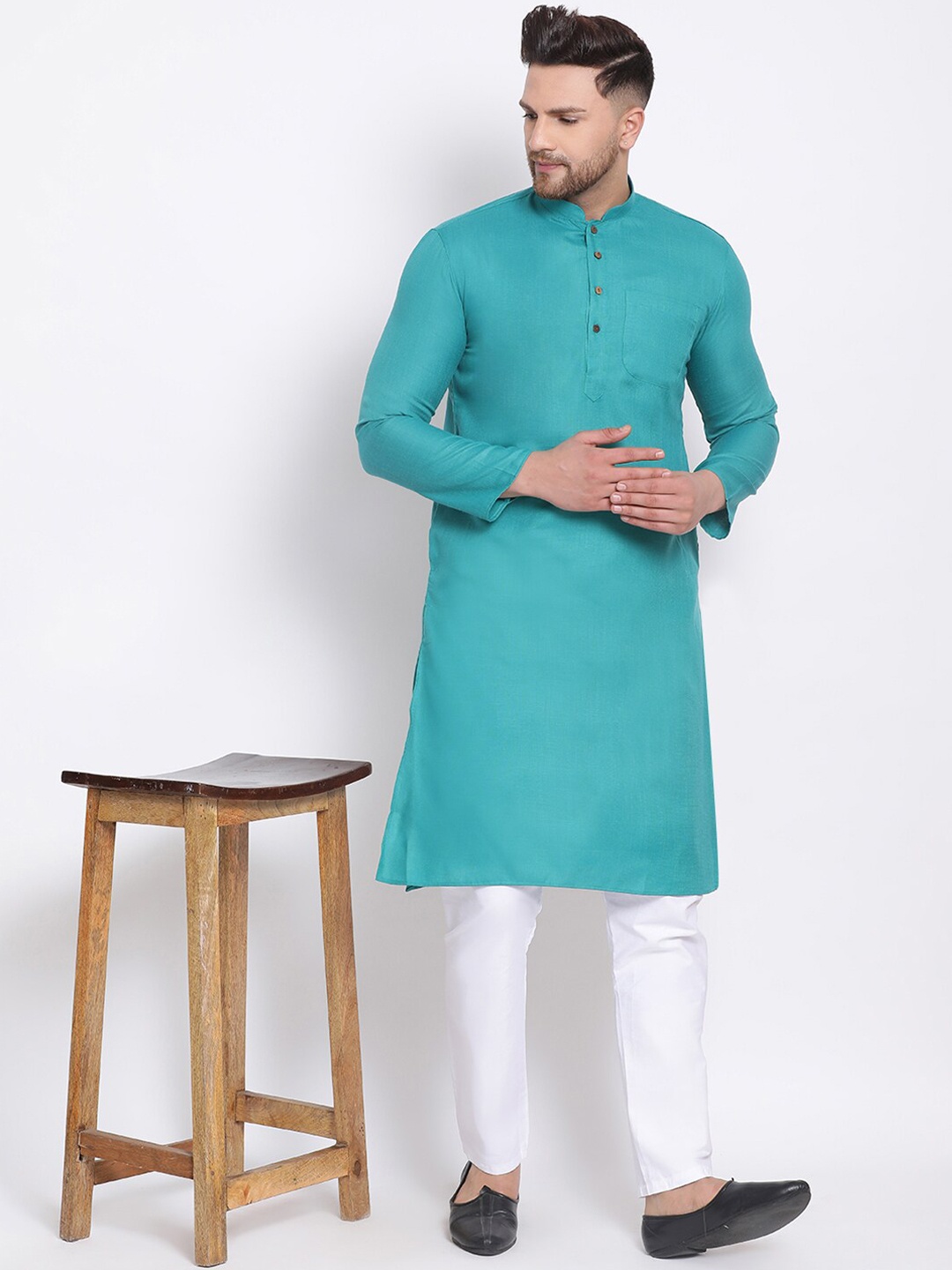 

Sanwara Men Teal Solid Straight Kurta
