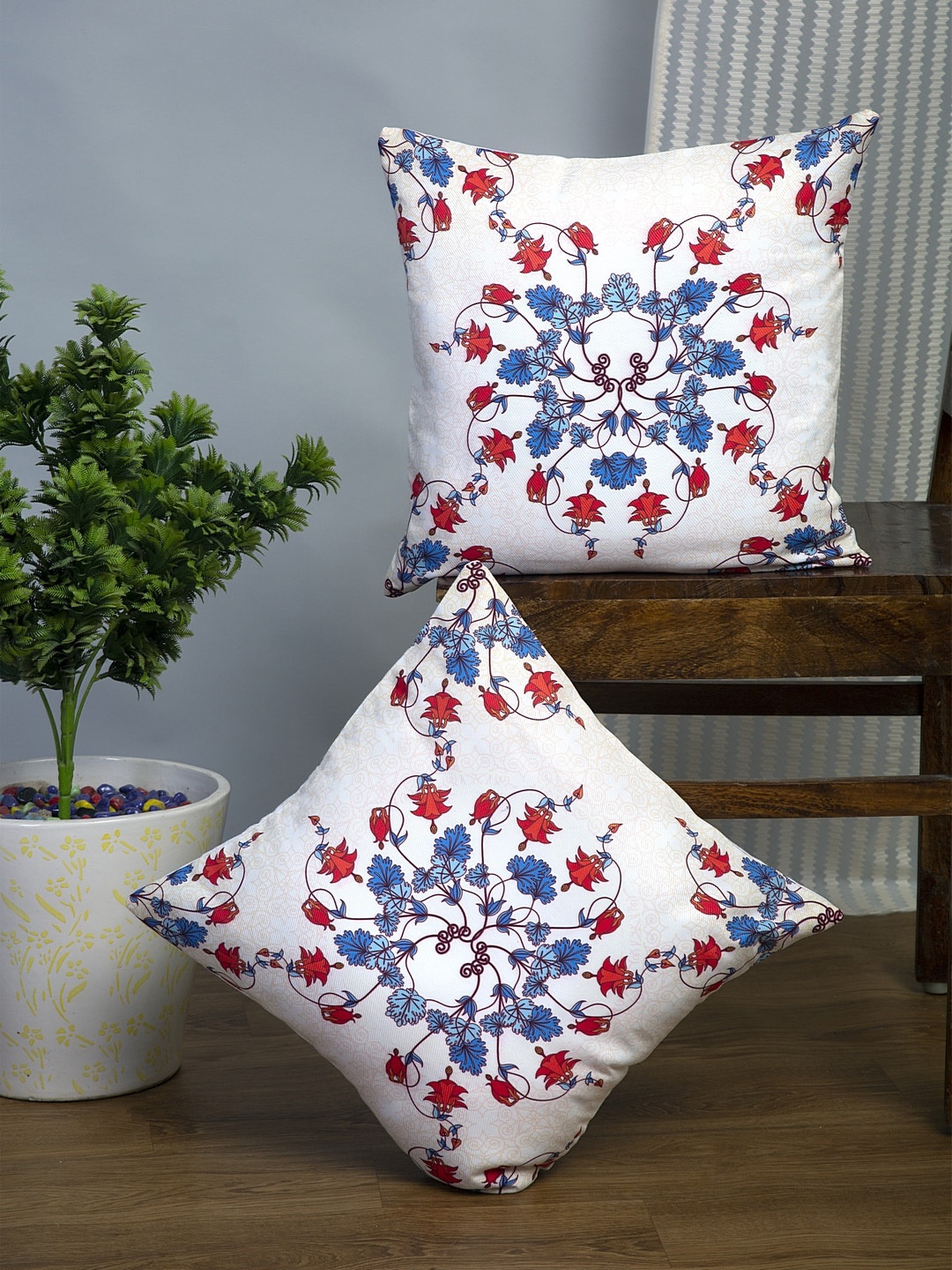 

Alina decor White & Red Set of 2 Floral Square Cushion Covers