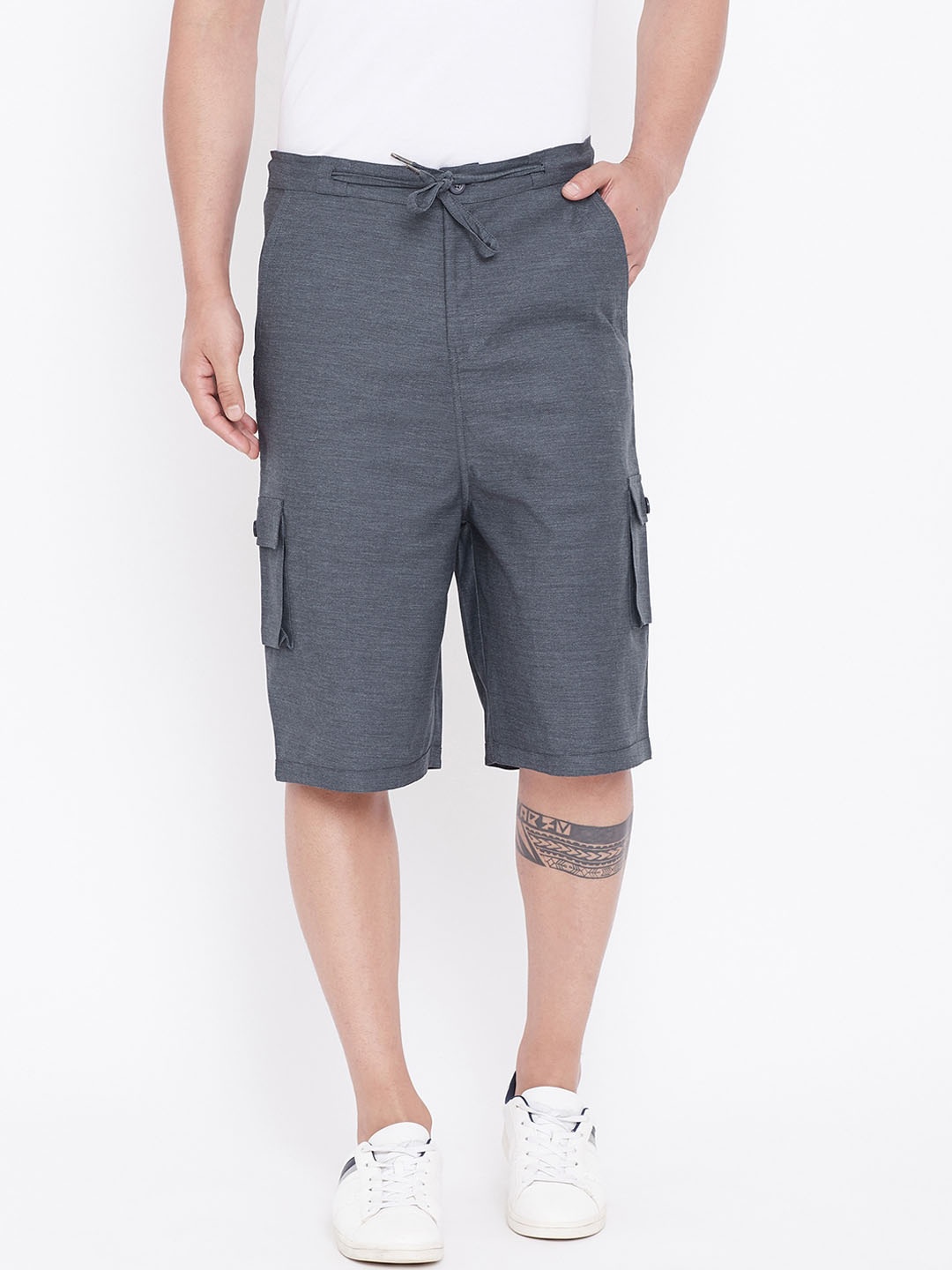 

Hypernation Men Grey Solid Slim Fit Cargo Shorts