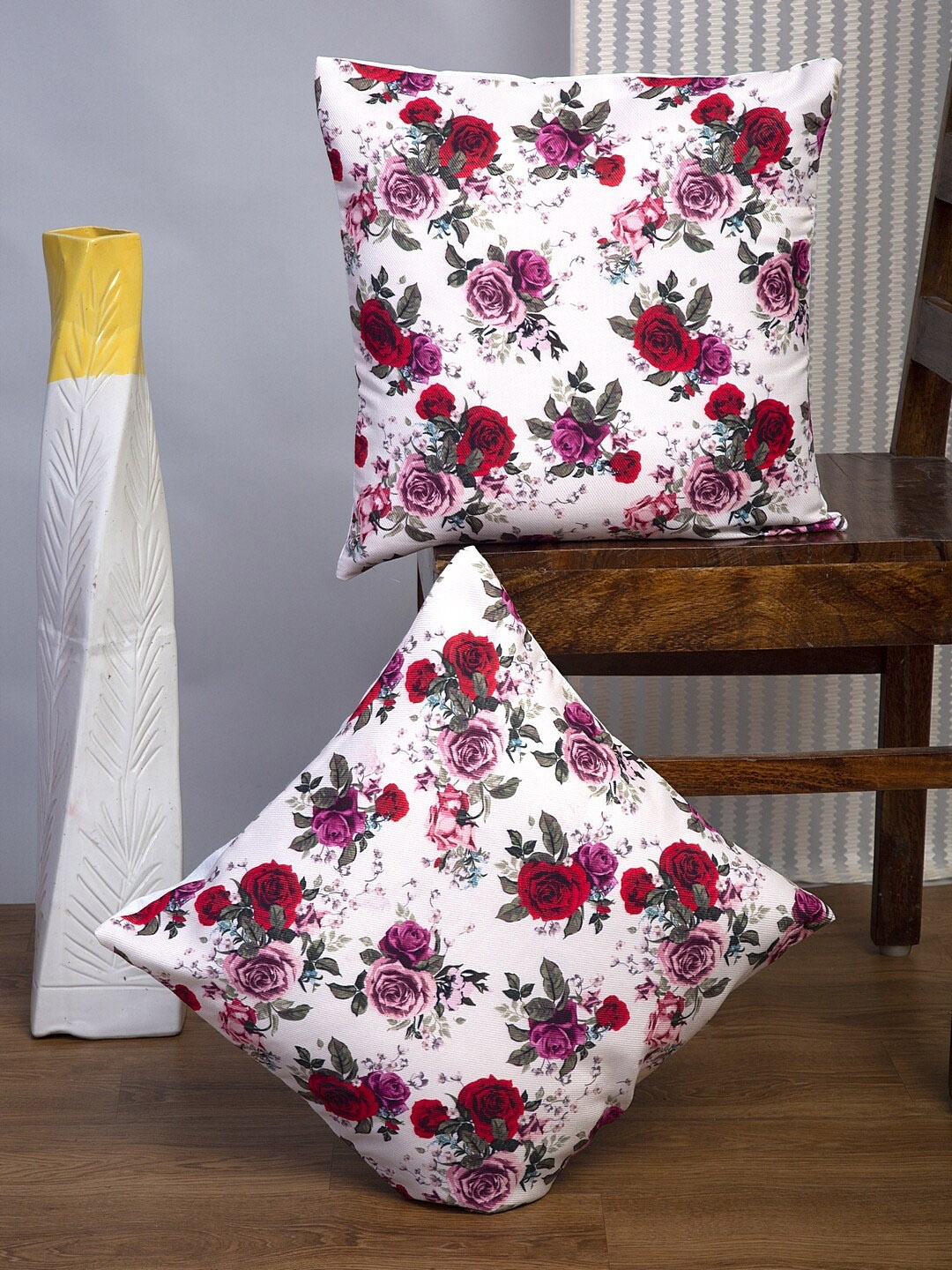 

Alina decor White & Red Set of 2 Floral Square Cushion Covers