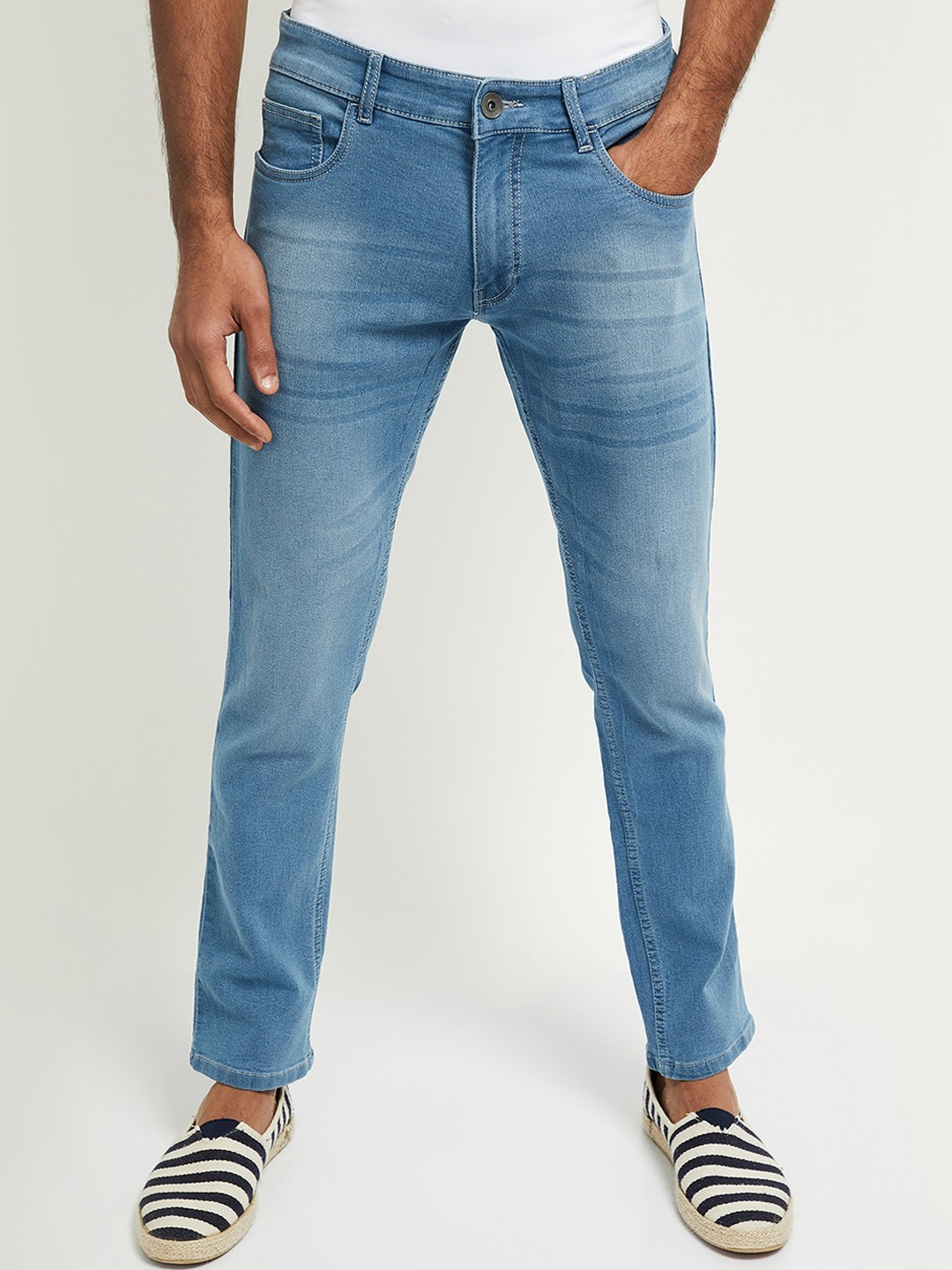 

max Men Blue Regular Fit Mid-Rise Clean Look Jeans