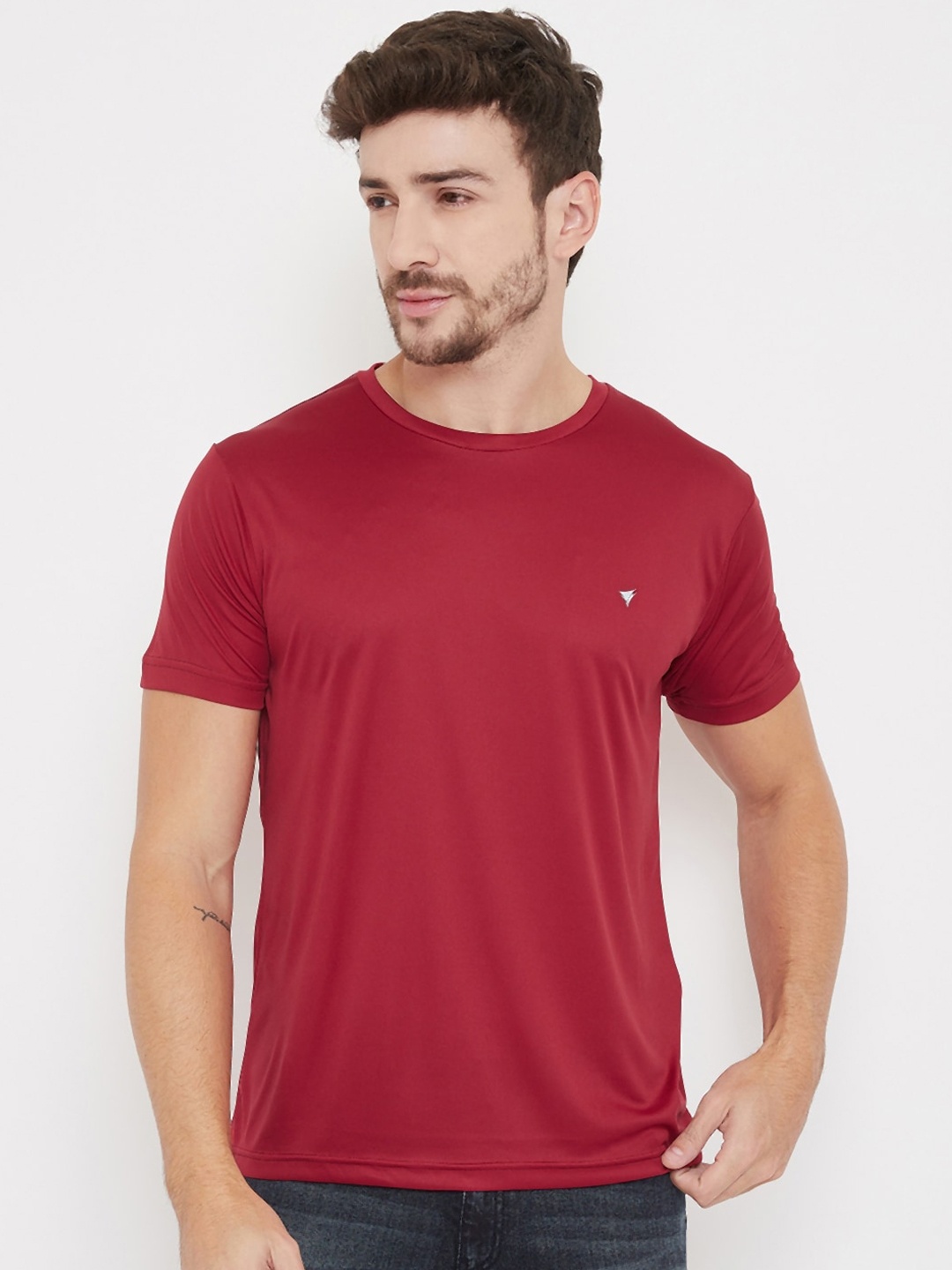 

NEVA Men Maroon Solid Round Neck T-shirt