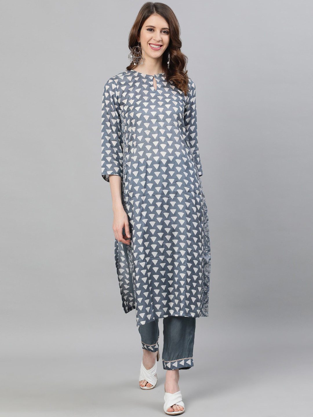 

Ishin Women Grey & White Geometric Printed Pure Silk Kurta with Trousers