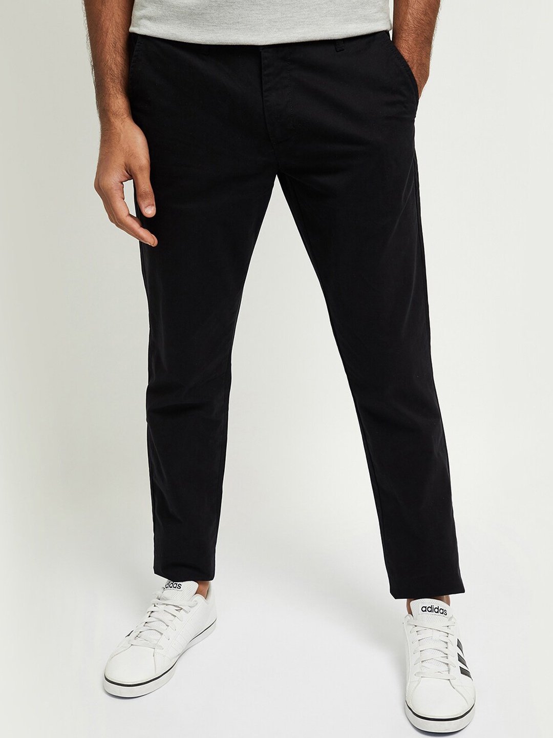 

max Men Black Skinny Fit Solid Chinos Trouser