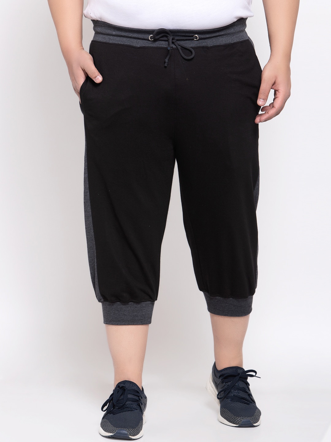 

plusS Men Black Solid Three-Fourth Length Shorts