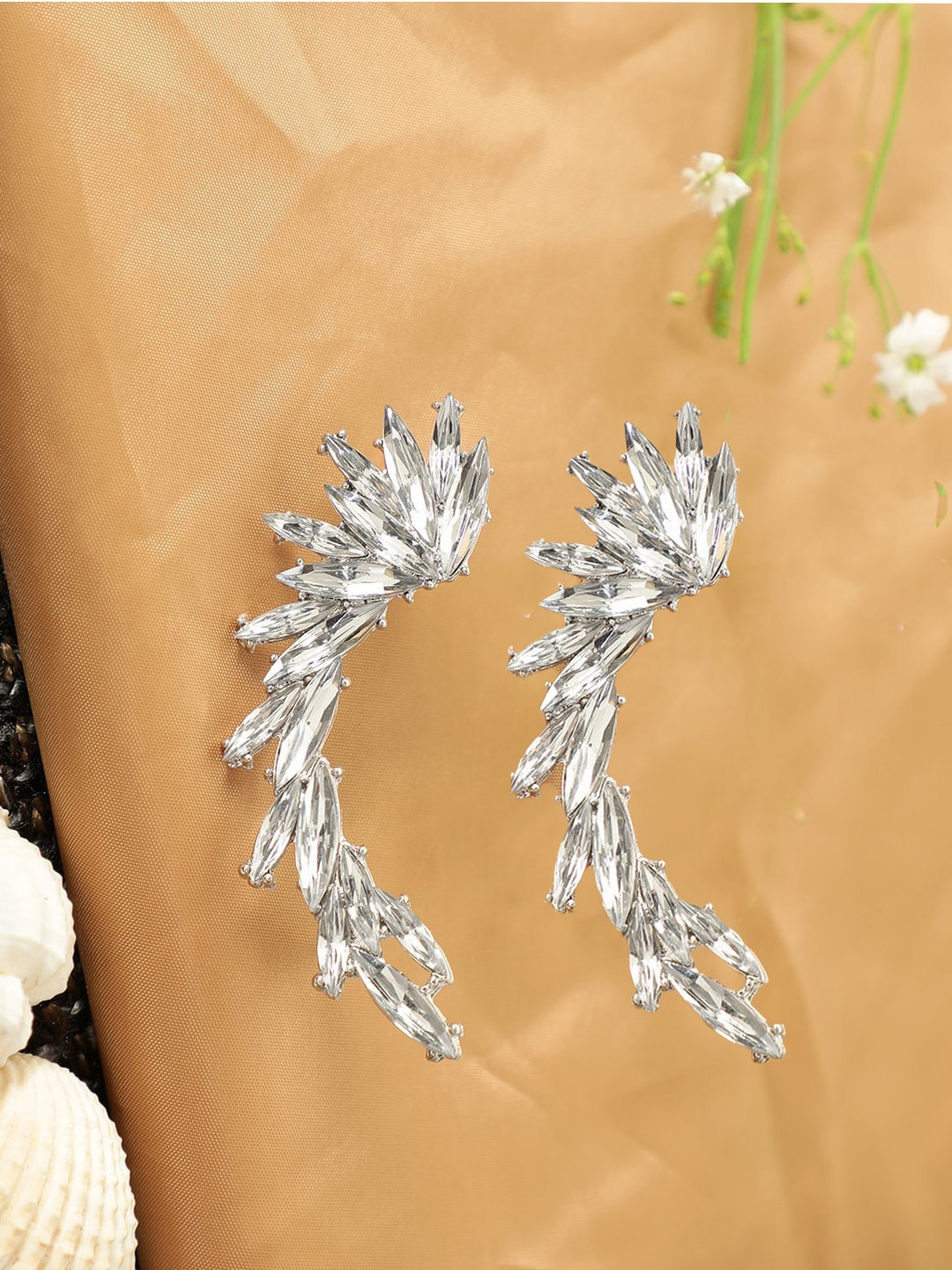 

AQUASTREET Silver-Toned Contemporary Ear Cuff