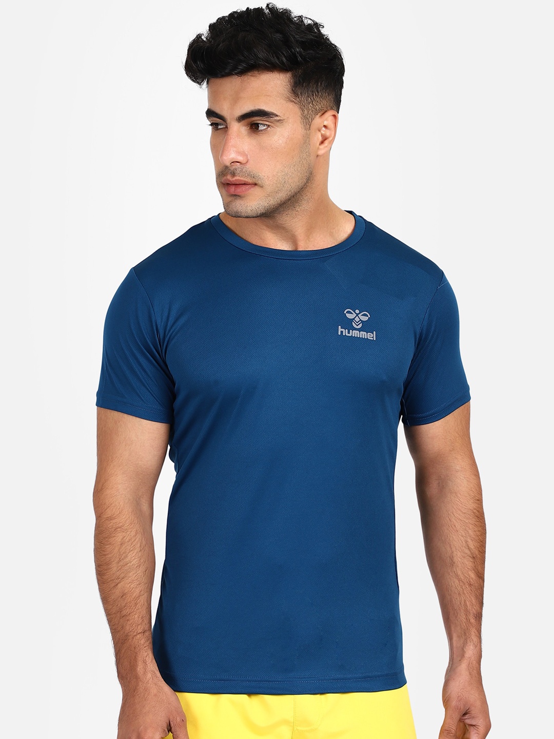 

hummel Men Blue Solid Round Neck T-shirt
