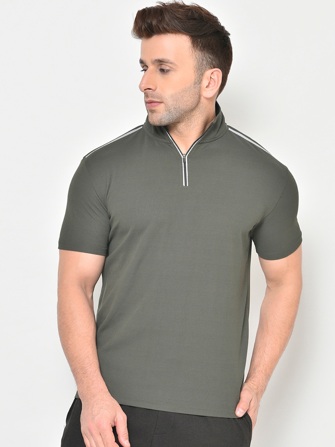 

PERFKT-U Men Green Solid Mandarin Collar T-shirt