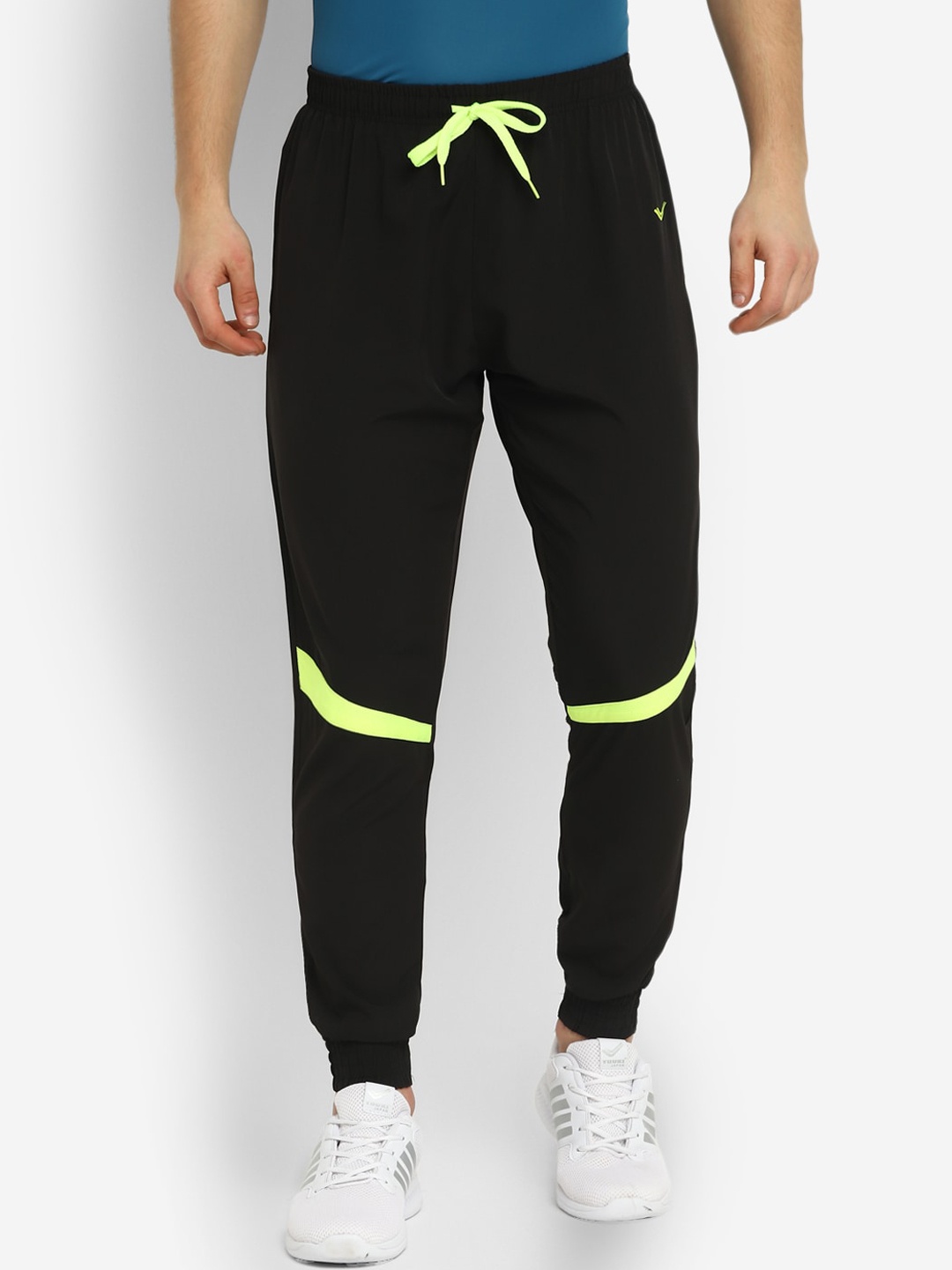 

Yuuki Men Black Solid Slim-Fit Joggers