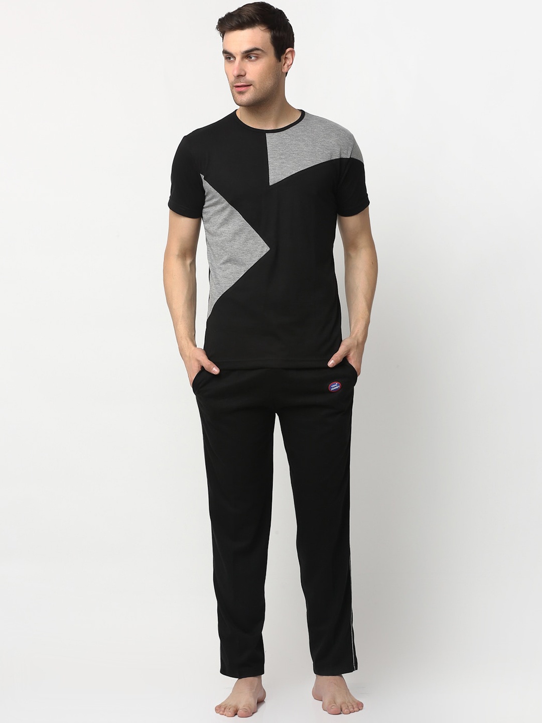 

VIMAL JONNEY Men Black & Grey Colourblocked Night suit