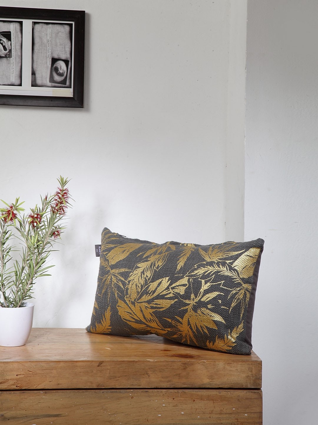 

BLANC9 Grey & Gold-Toned Single Self Design Rectangle Cushion Covers