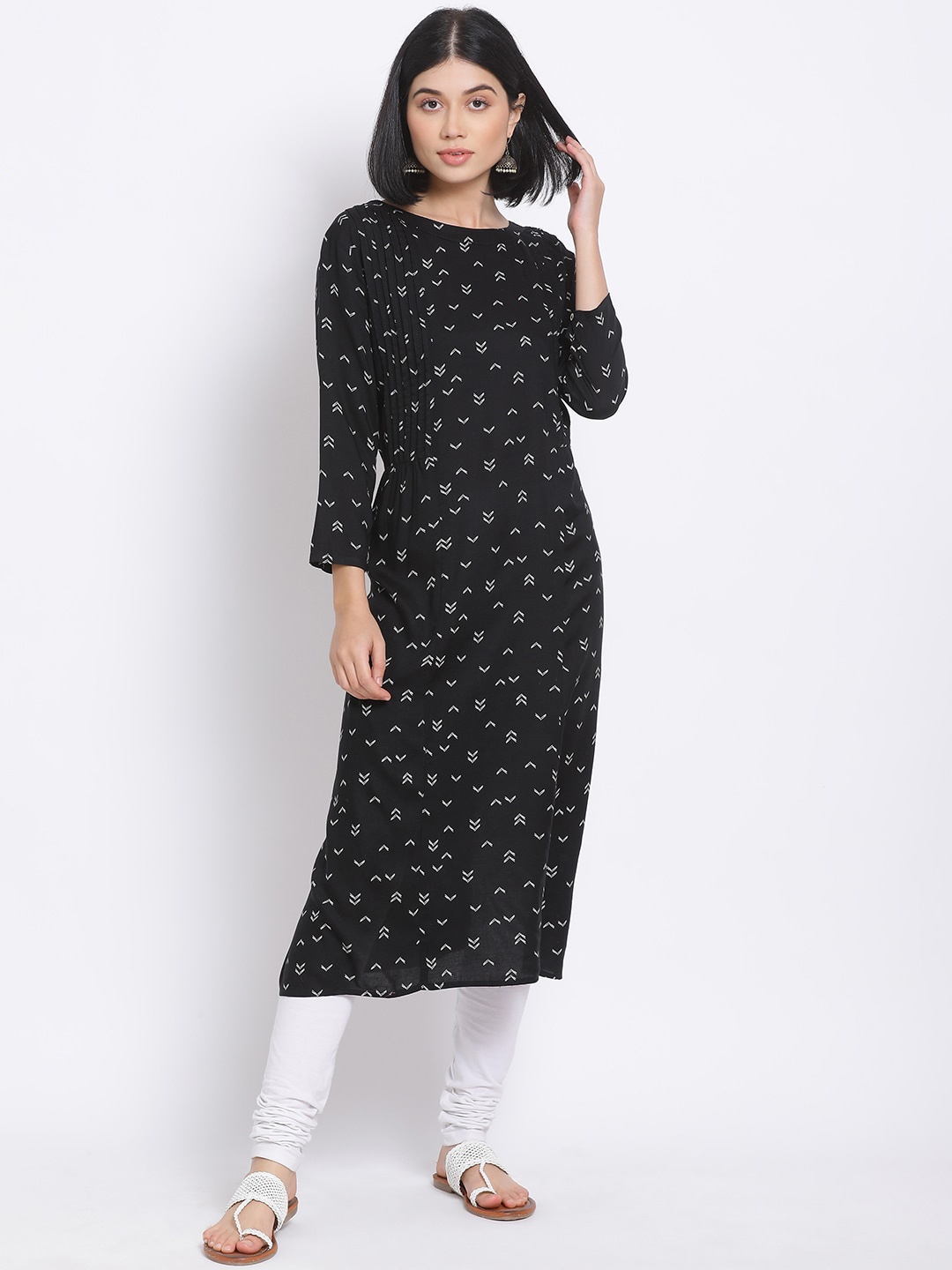 

Oxolloxo Women Black Geometric Printed Kurta
