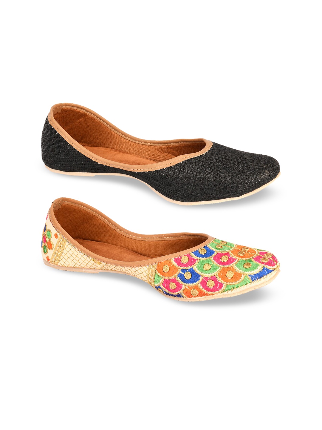 

DESI COLOUR Women Pack Of 2 Black & Gold-Toned Woven Design Mojaris