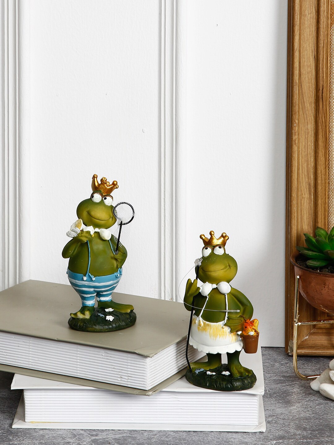 

TAYHAA Set Of 2 Green & Gold-Toned Frogs With Crown Showpieces