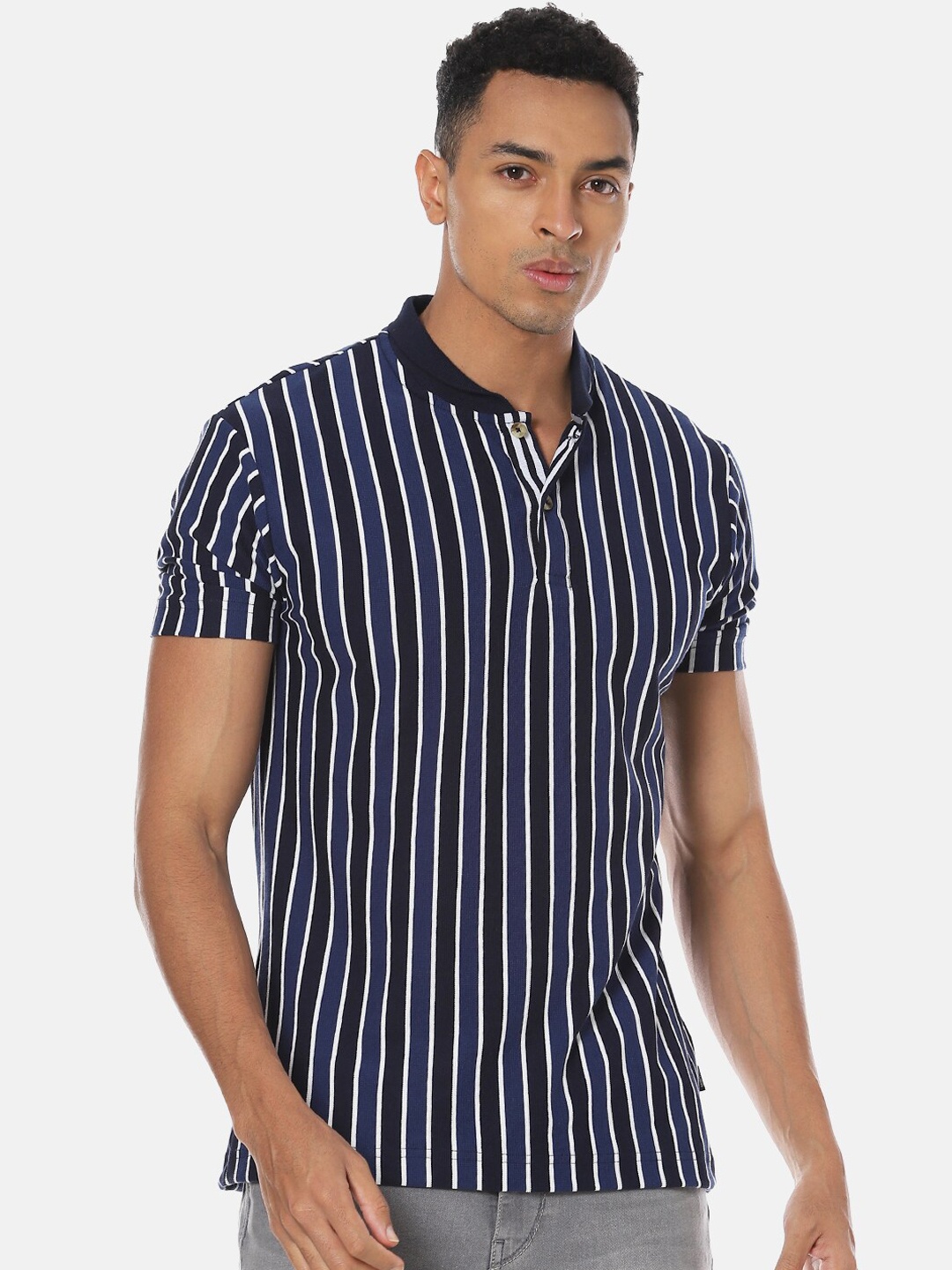 

Campus Sutra Men Navy Blue Striped Round Neck T-shirt