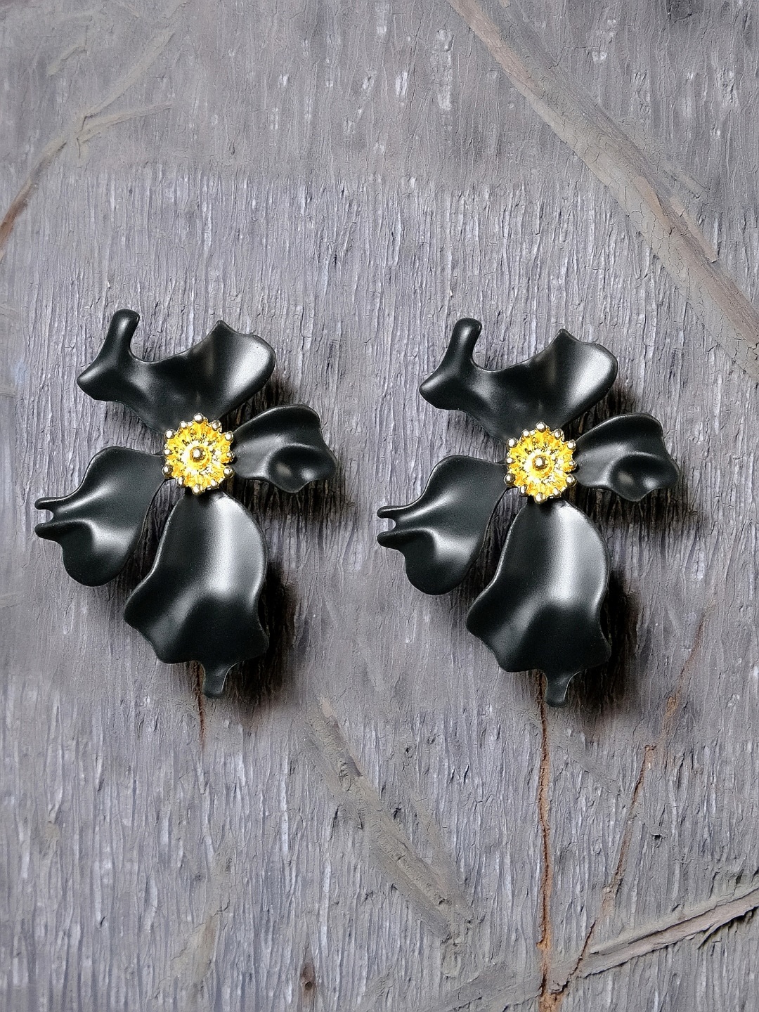 

Crunchy Fashion Black Floral Studs