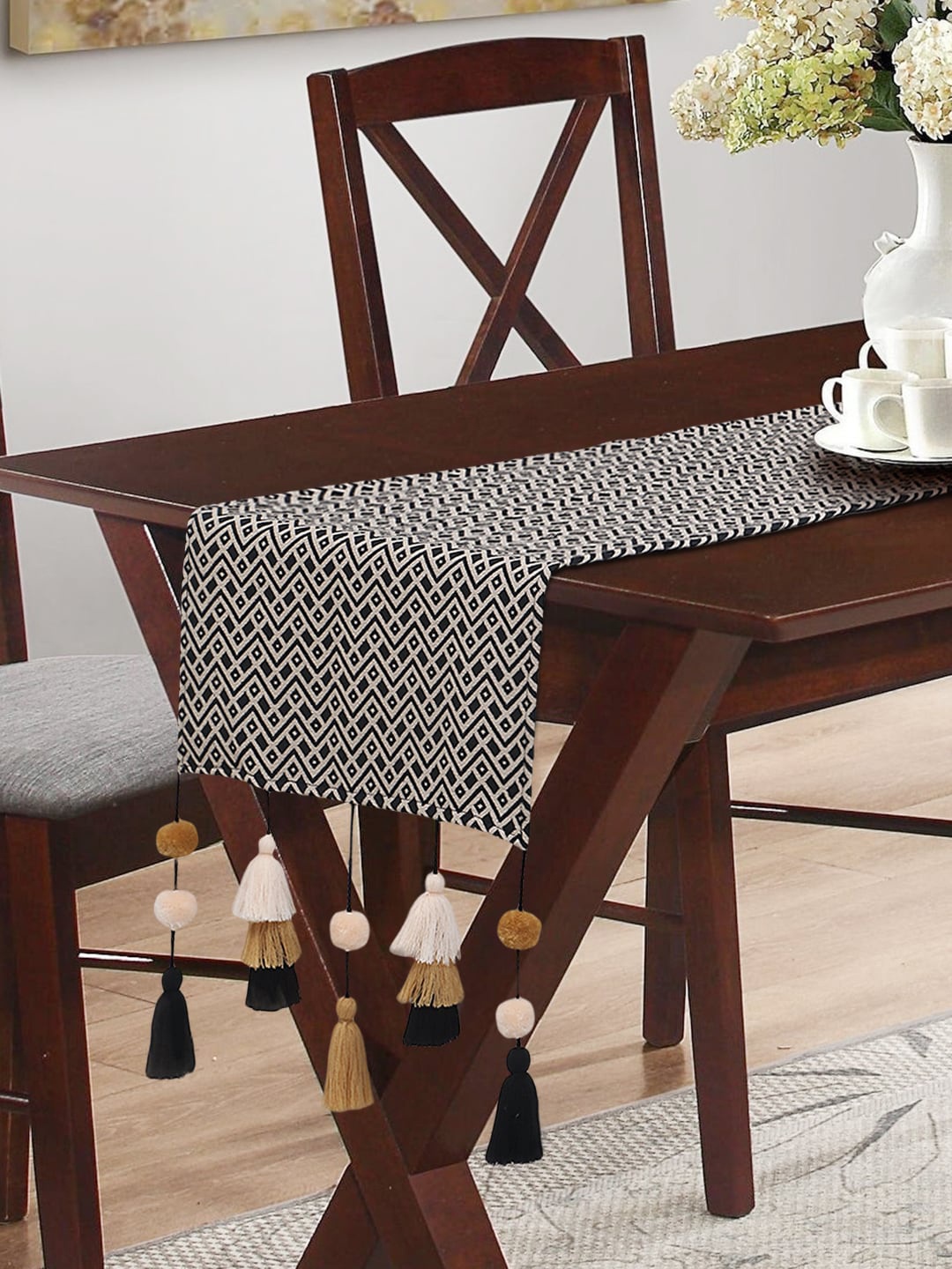 

Mezposh Black & White Geometric 6 Seater Table Runner With Tassells