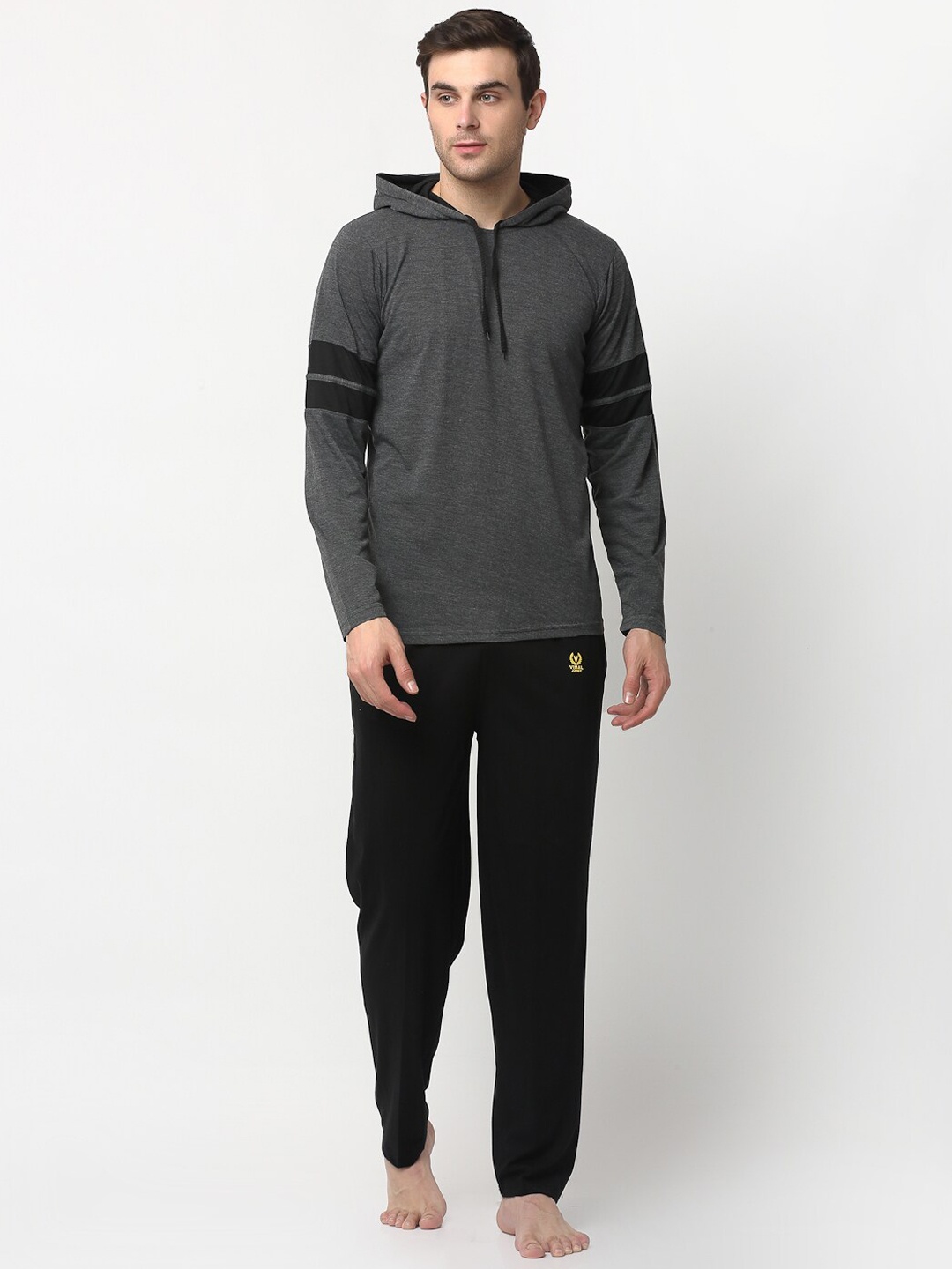 

VIMAL JONNEY Men Grey & Black Solid Night suit