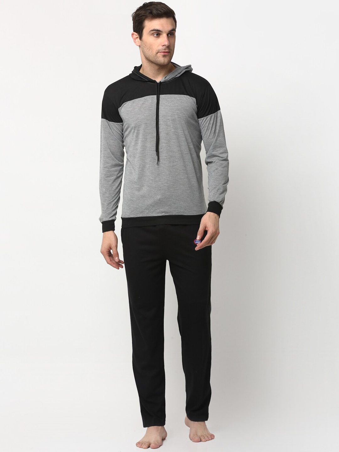 

VIMAL JONNEY Men Grey Melange & Black Colourblocked Night suit