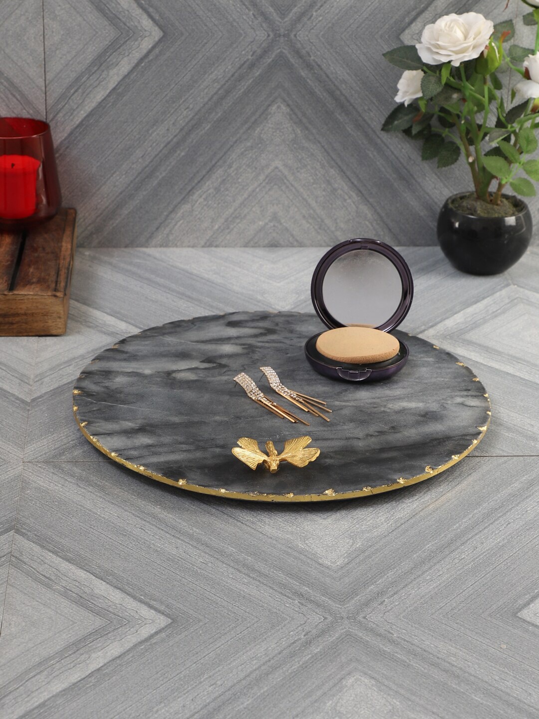 

NikkisPride Black & Gold-Toned Solid Round Platter With Embedded Brass Butterfly