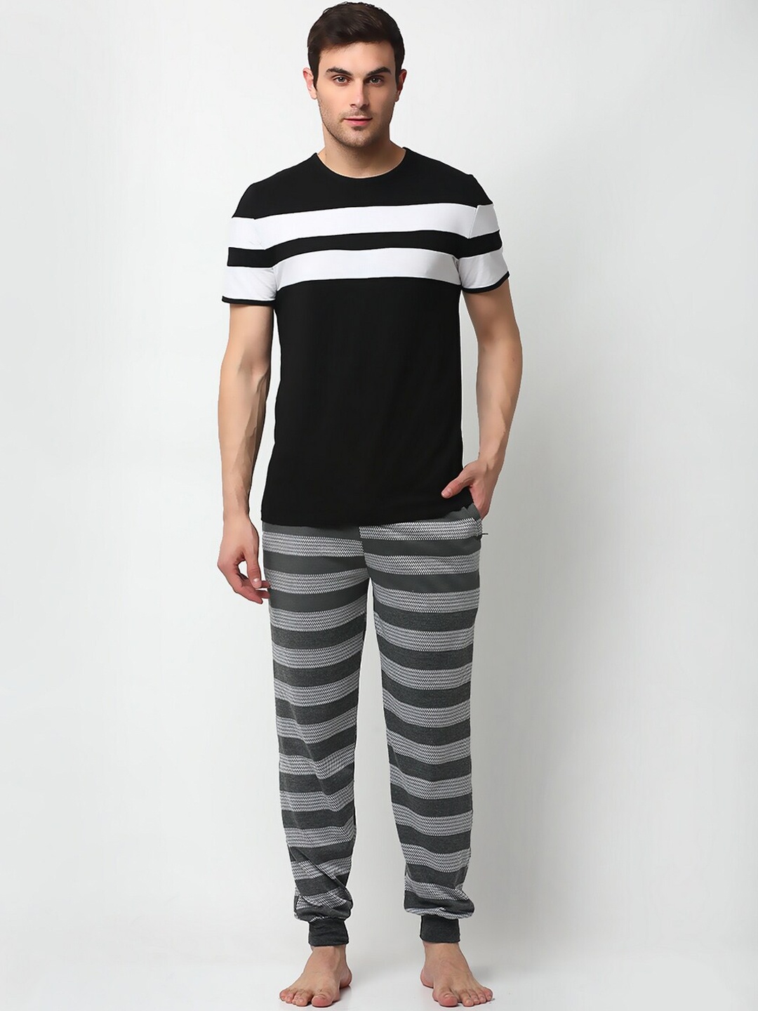 

VIMAL JONNEY Men Black & Grey Colourblocked Night suit