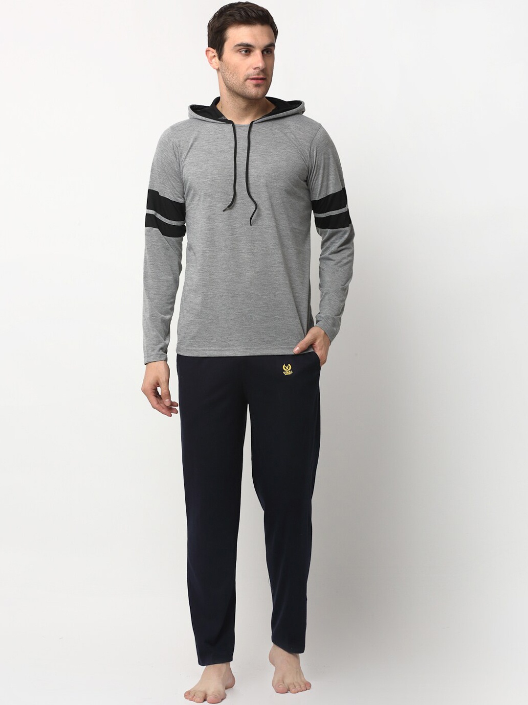 

VIMAL JONNEY Men Grey Melange & Navy Blue Solid Night suit