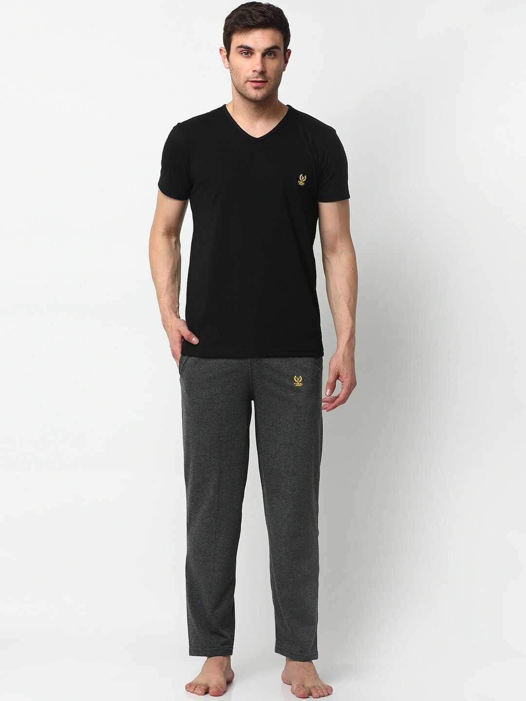 

VIMAL JONNEY Men Black & Grey Solid Night Suit