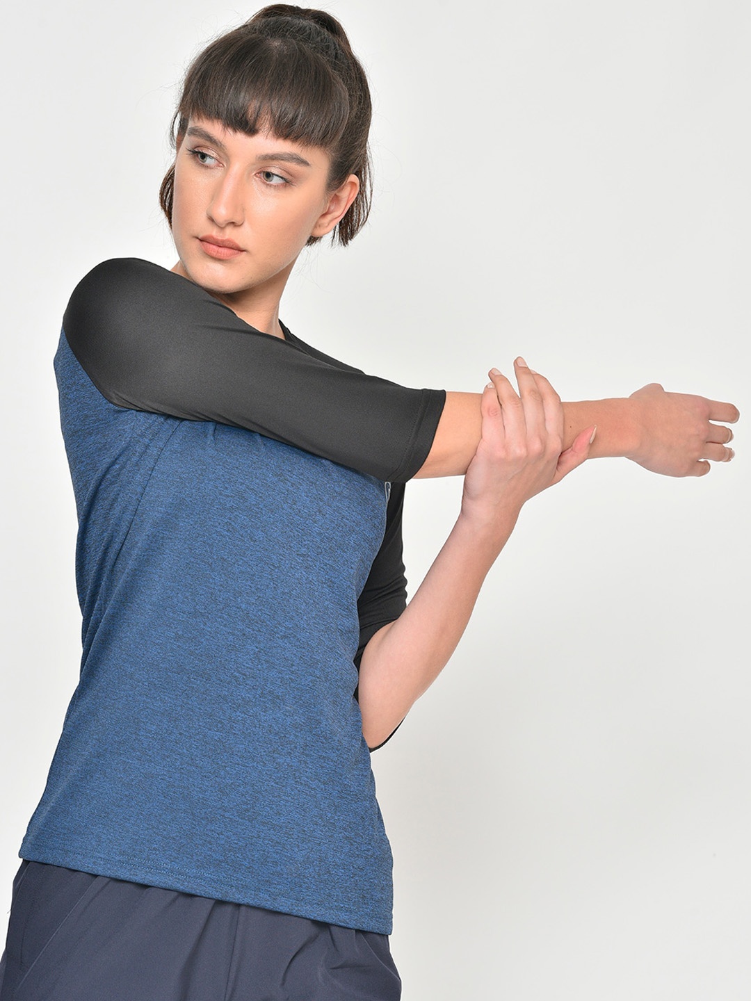 

CHKOKKO Women Blue & Black Colourblocked Training or Gym T-shirt