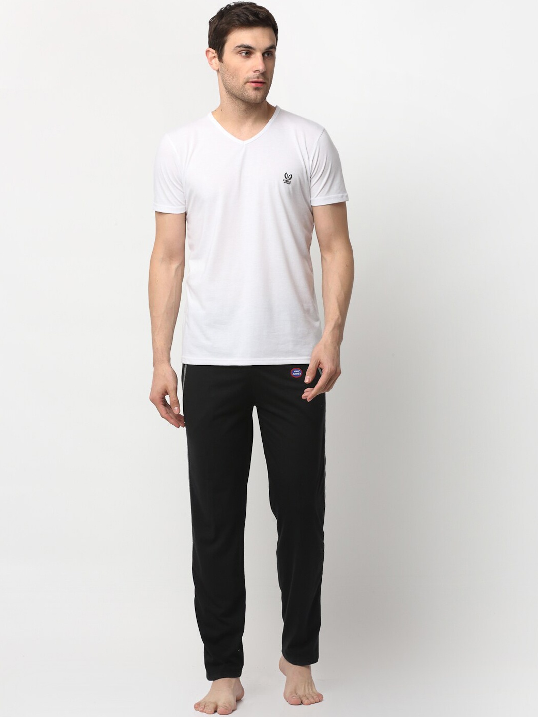 

VIMAL JONNEY Men White & Black Solid Night suit