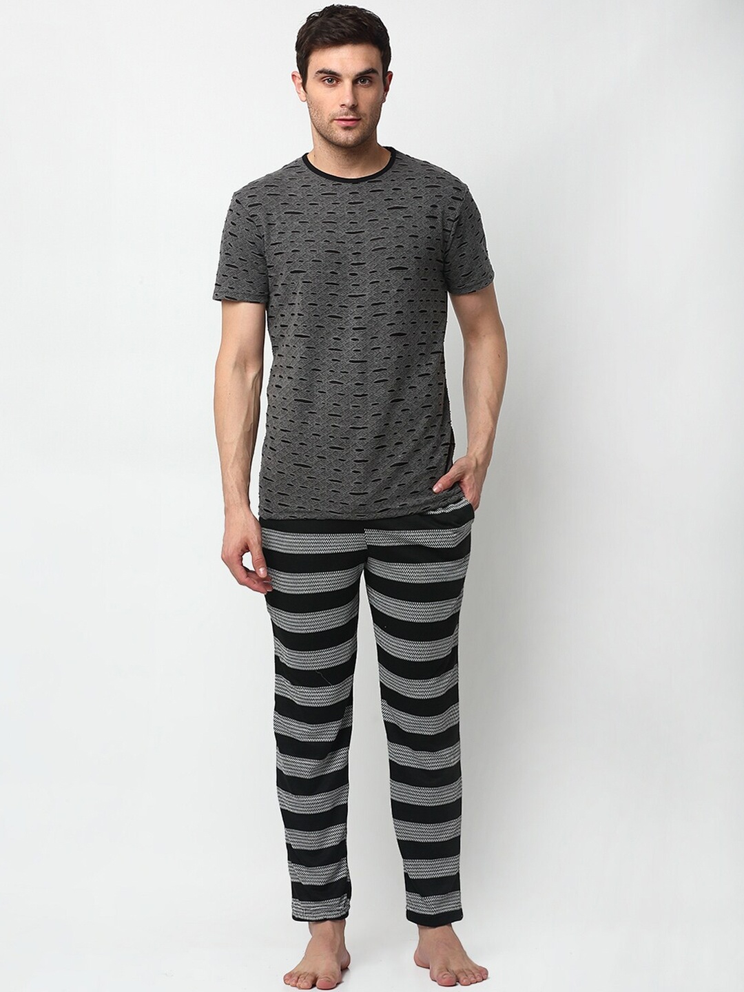 

VIMAL JONNEY Men Black & Grey Solid Night suit