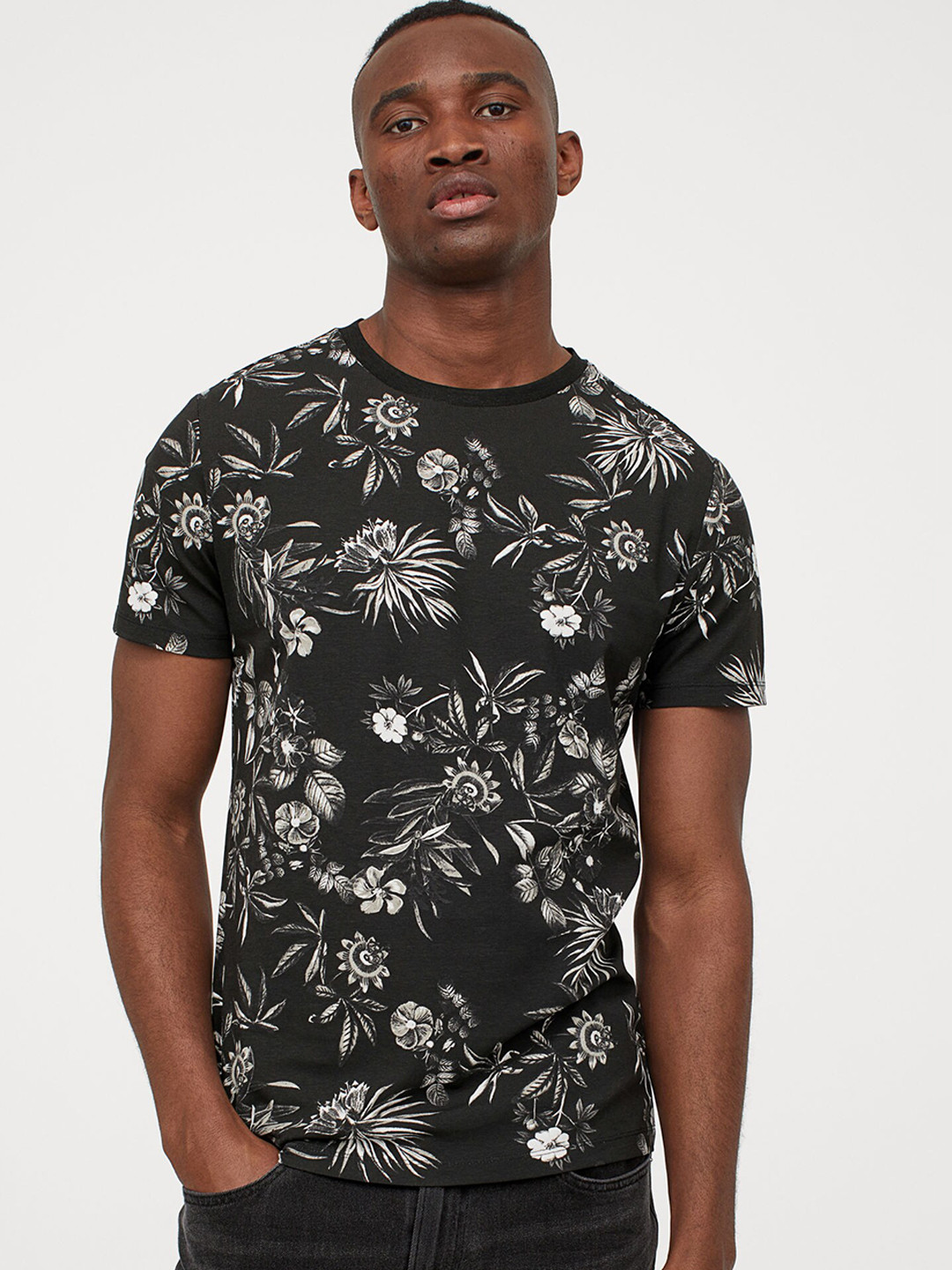 

H&M Men Black Patterned T-shirt Muscle Fit